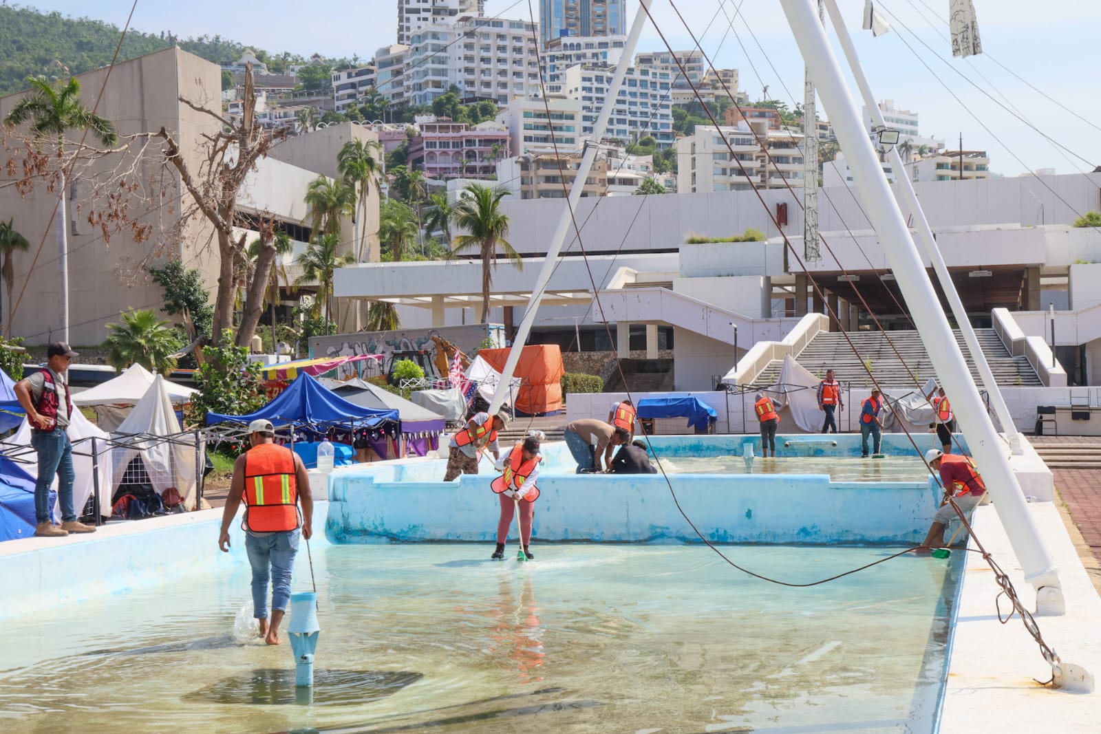 Arranca limpieza en el Centro de Convenciones de Acapulco