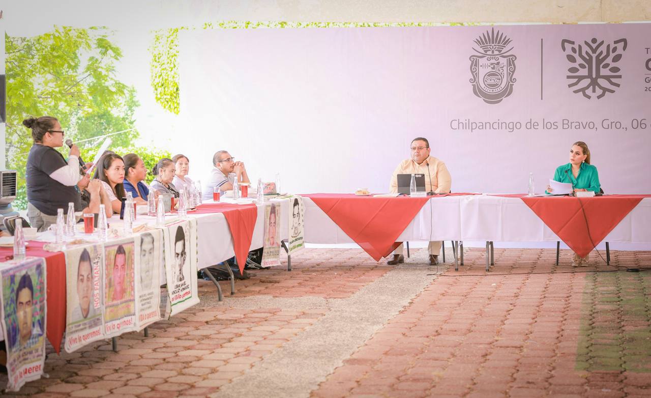 Se reúne Evelyn Salgado con madres y padres de los 43 de Ayotzinapa