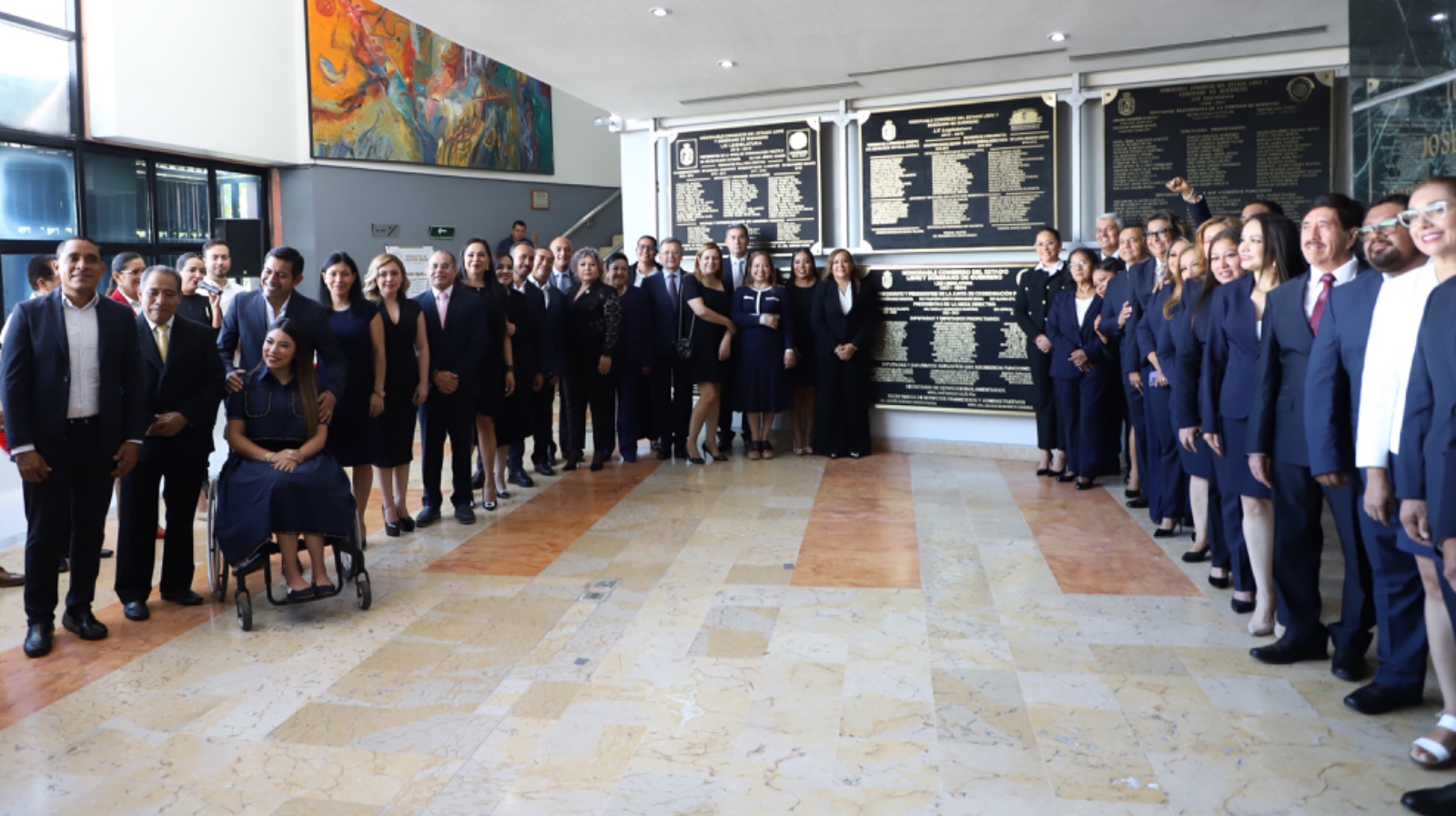 Develan placa alusiva a la LXIII Legislatura del Congreso del Estado