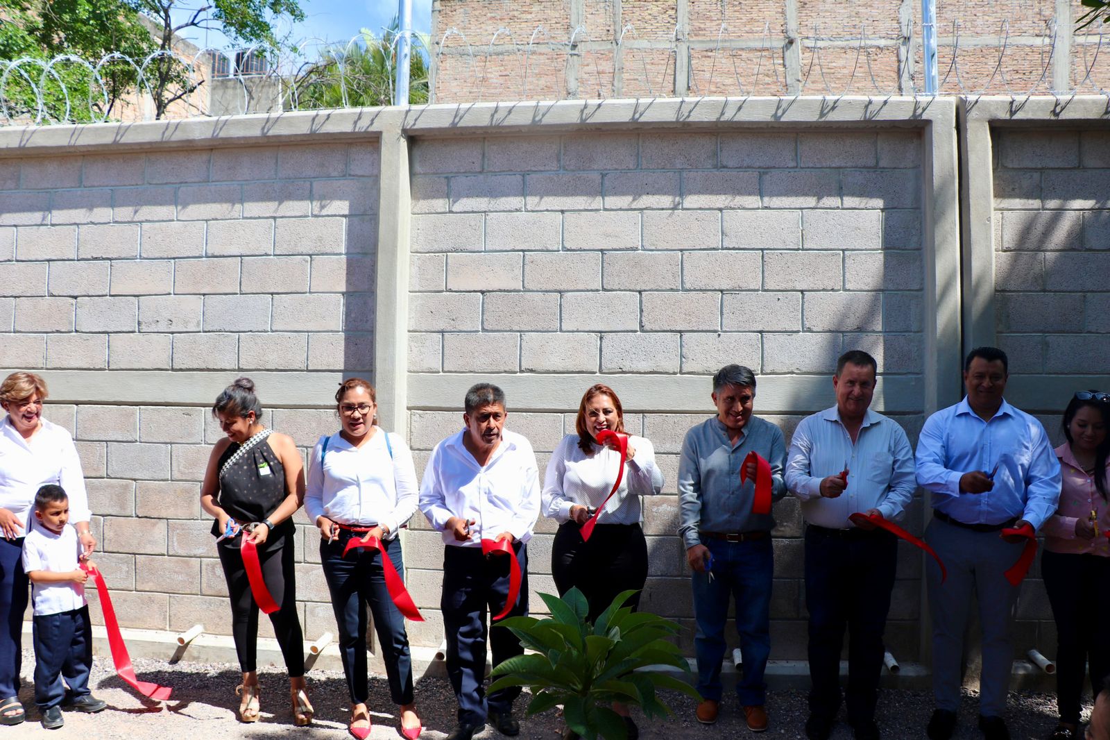 Atiende Sara Salinas demanda en primaria de Zumpango e inaugura obra solicitada