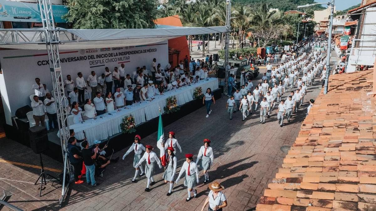 Participan cerca de 5 mil personas en desfile cívico en Zihuatanejo