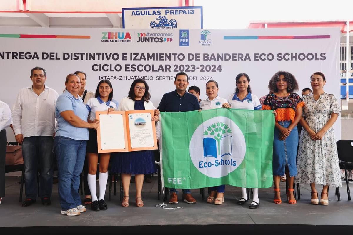 Celebra Jorge Sánchez entrega de Green Flag a cinco escuelas de Zihuatanejo