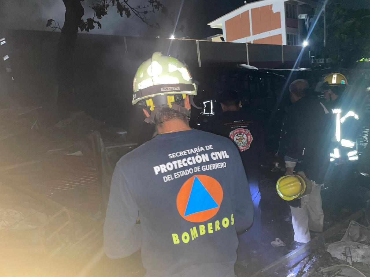 Atiende Protección Civil Guerrero incendio en Acapulco; se consumieron 25 locales