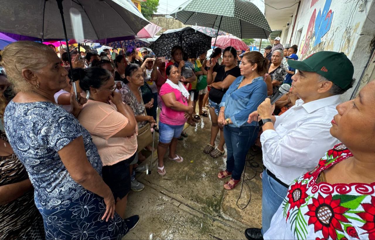 Lleva Manuel Añorve insumos alimenticios a damnificados por el huracán John en Acapulco