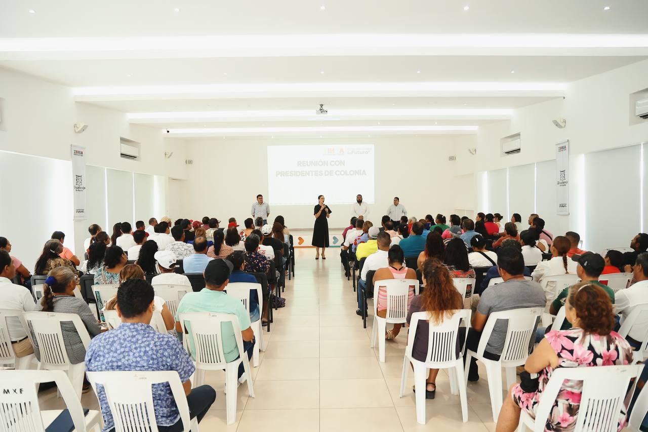 Más de 100 líderes de colonia en Zihua reiteran su respaldo a la presidenta Lizette Tapia