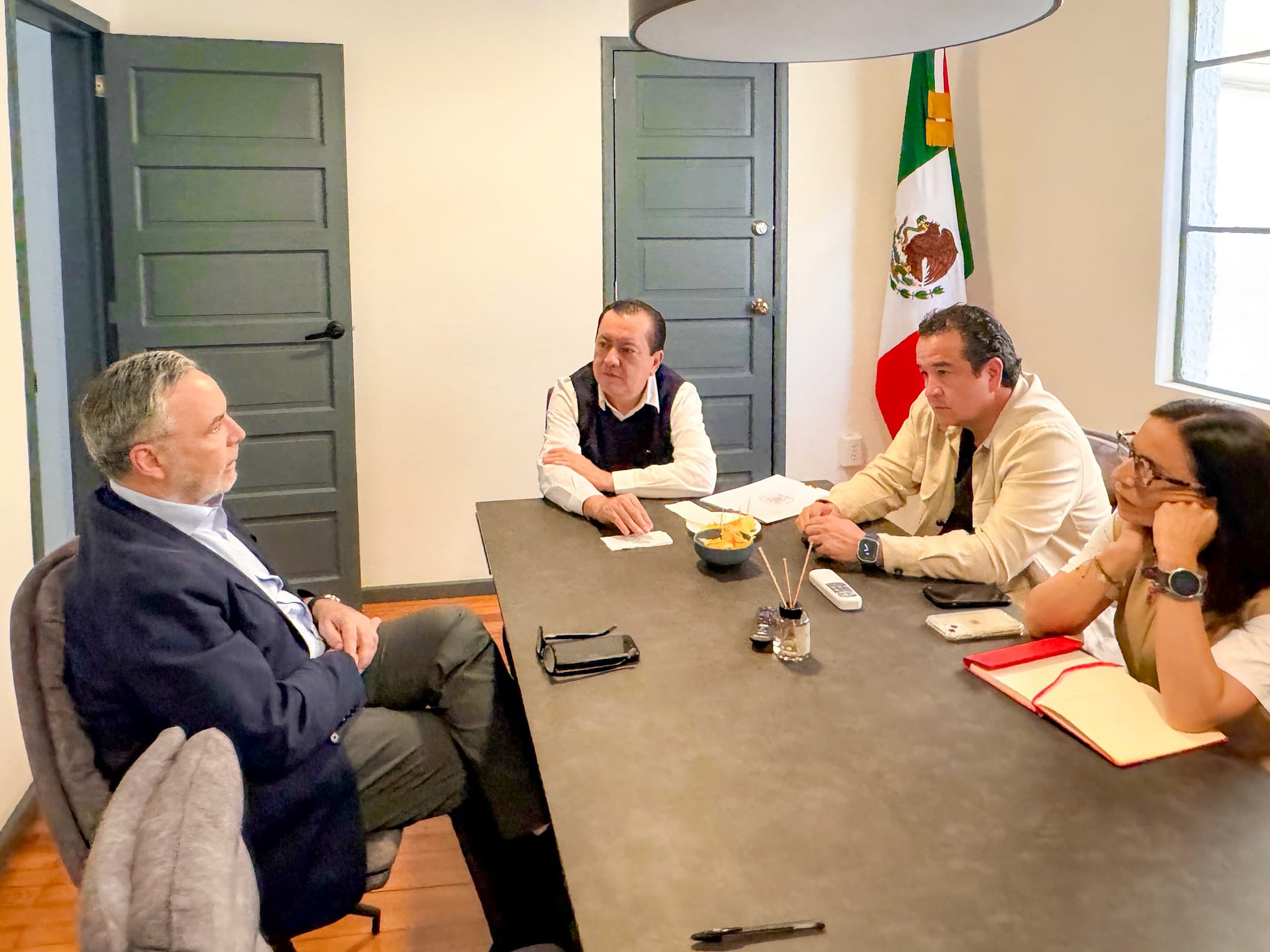 Presenta Javier Saldaña a diputados federales proyectos de la UAGro