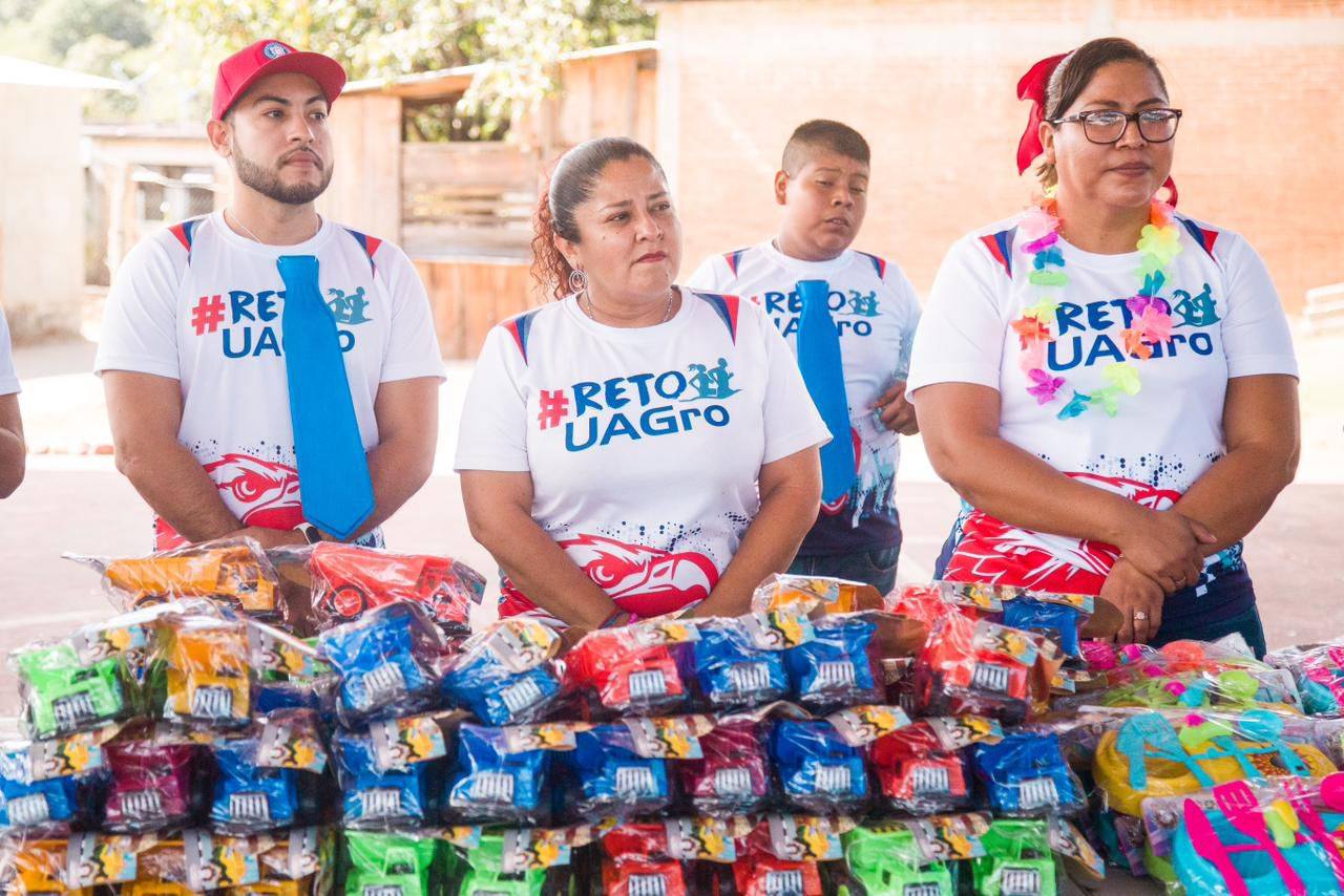 Lleva Javier Saldaña caravana de Reyes Magos de la UAGro a niñas y niños de la Sierra