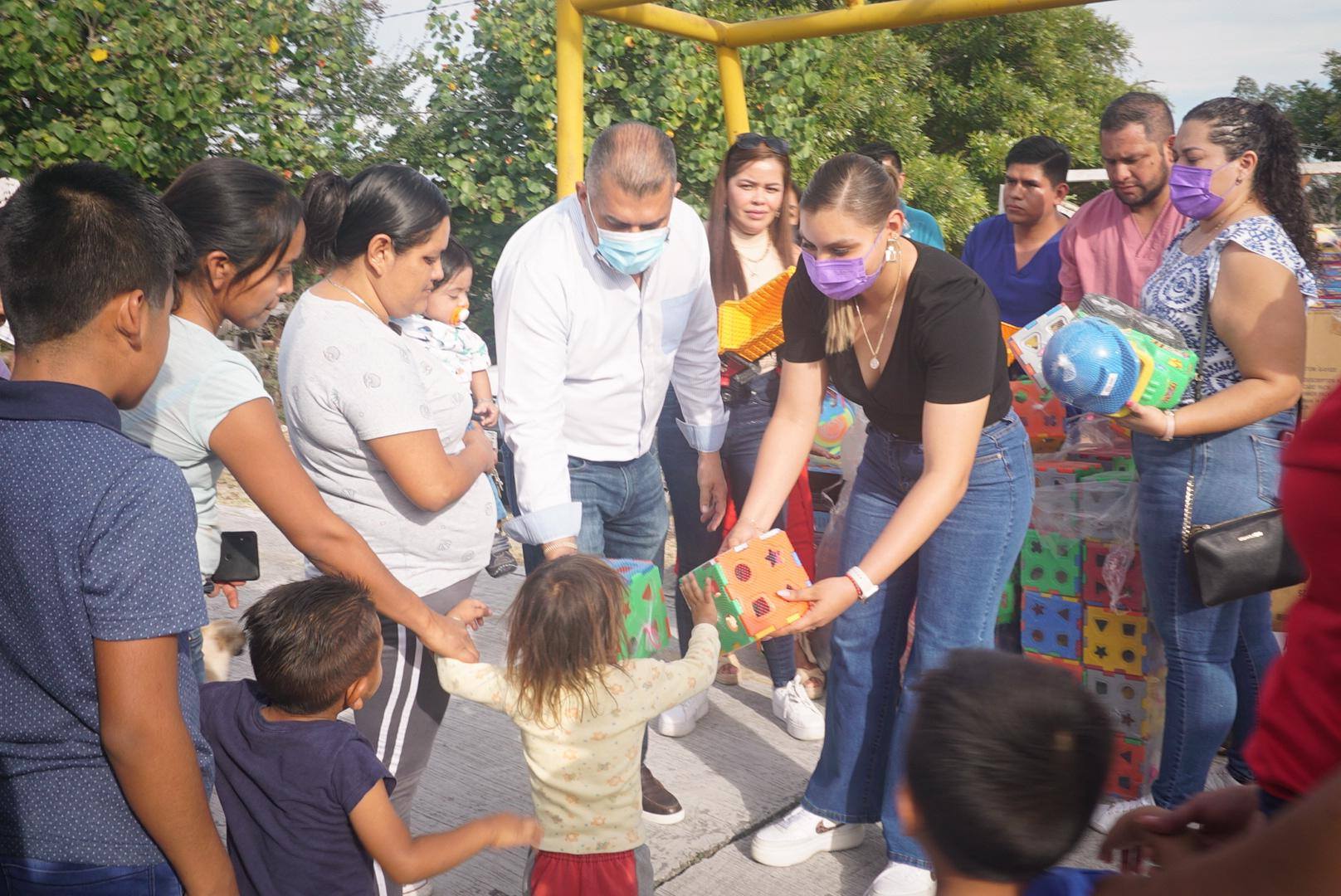 Ayuda Erik Catalán a los Reyes Magos a repartir juguetes en diversas comunidades de Iguala