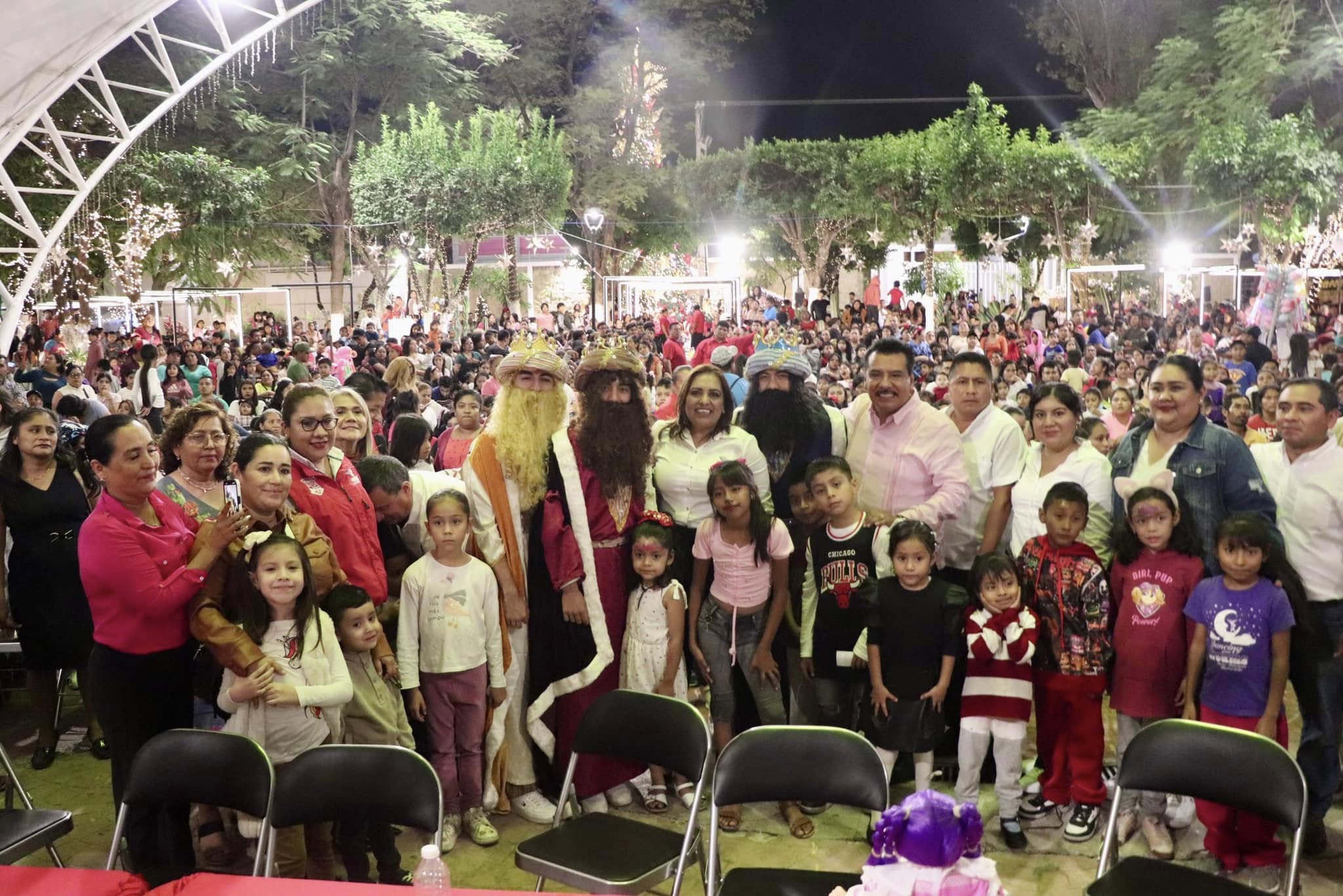 Celebra Sara Salinas el Festival de Día de Reyes con las niñas y niños de Eduardo Neri