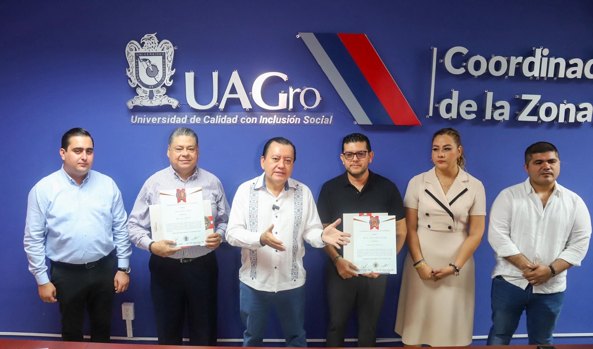 Entrega Javier Saldaña primeros documentos a beneficiarios del programa “Ponte Águila y Titúlate”