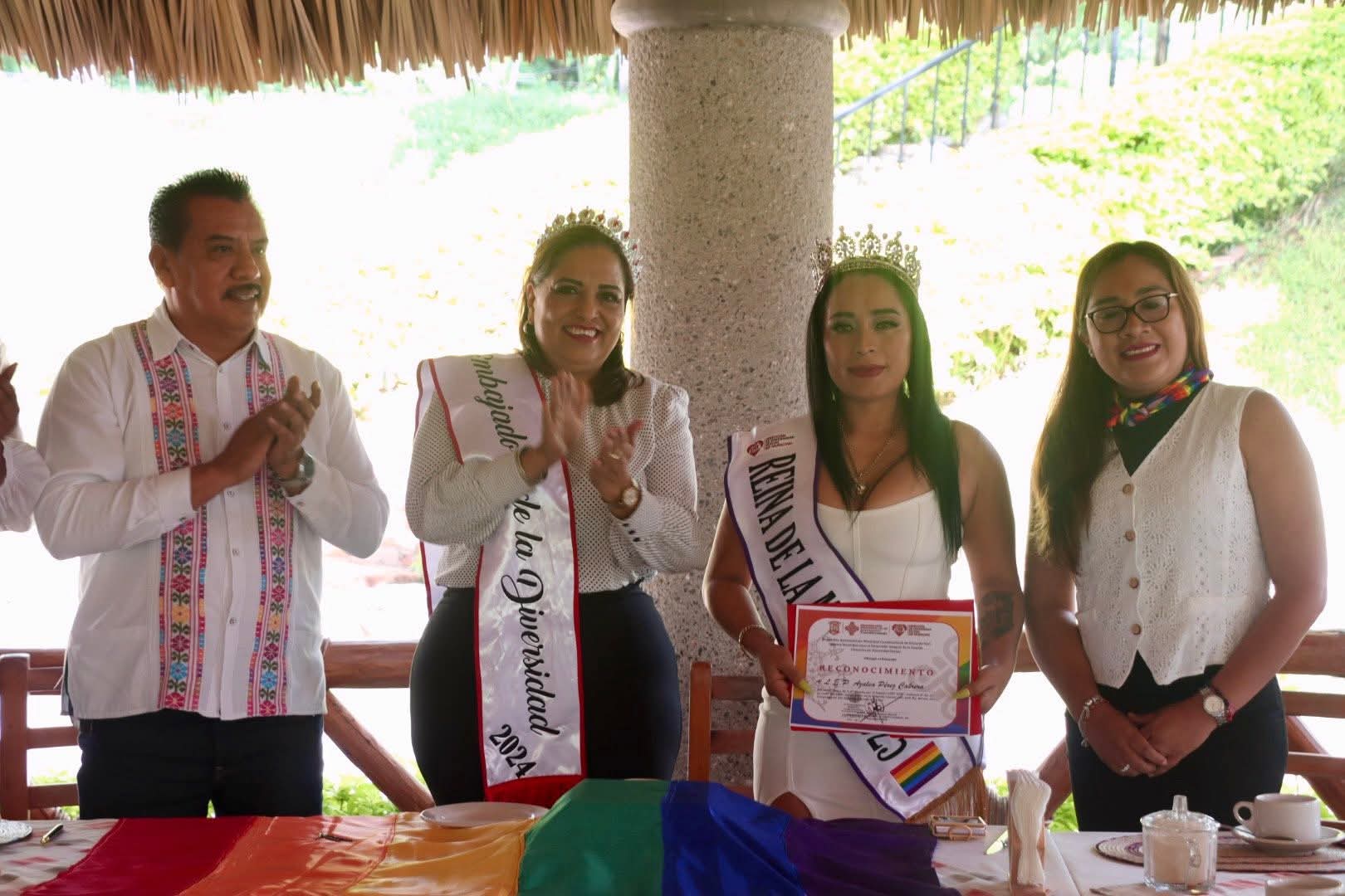 Abandera Sara Salinas a la Reina de la 8va Marcha por el Orgullo LGBT Zumpango 2025