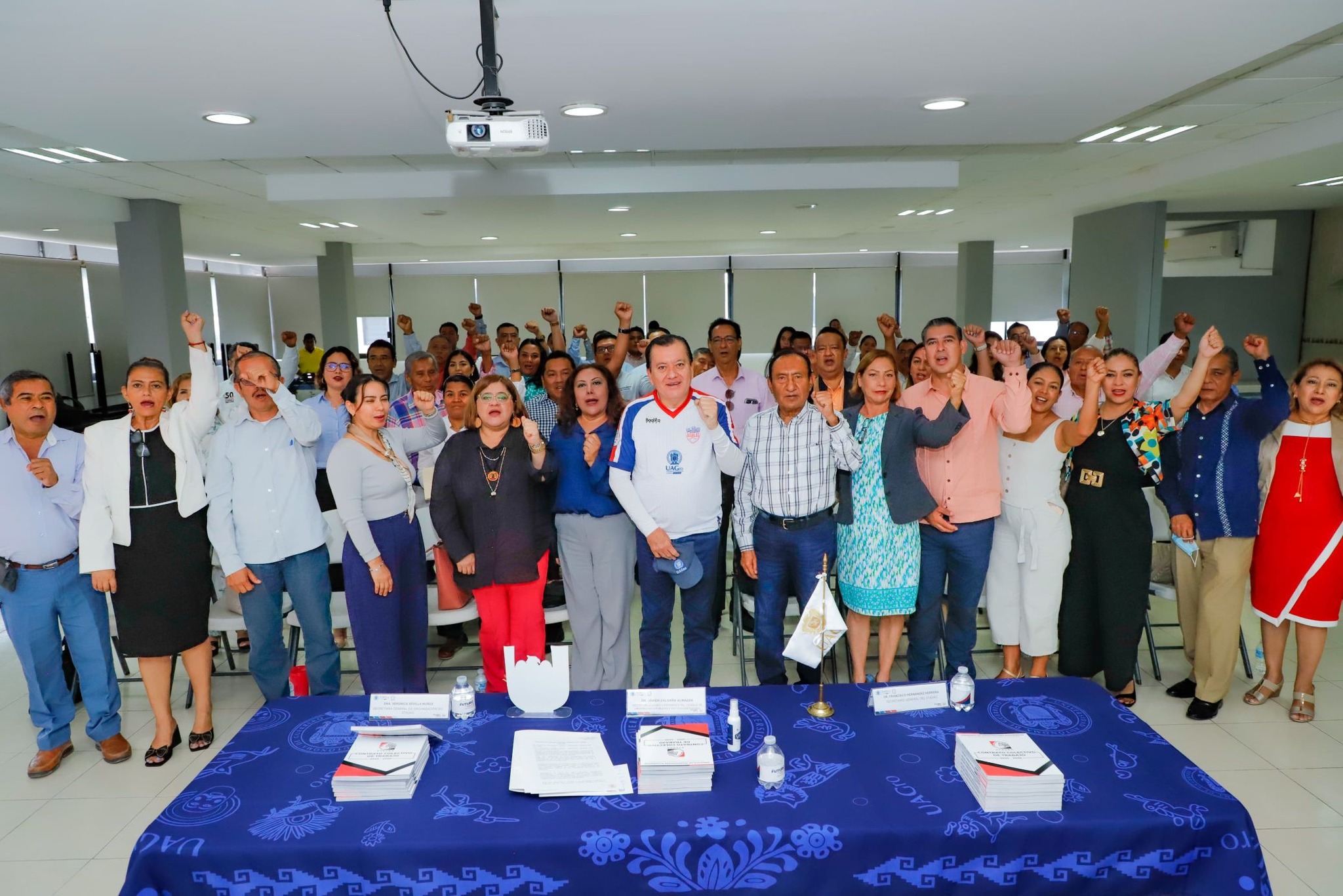 Entrega Saldaña el nuevo Contrato Colectivo al STAUAG