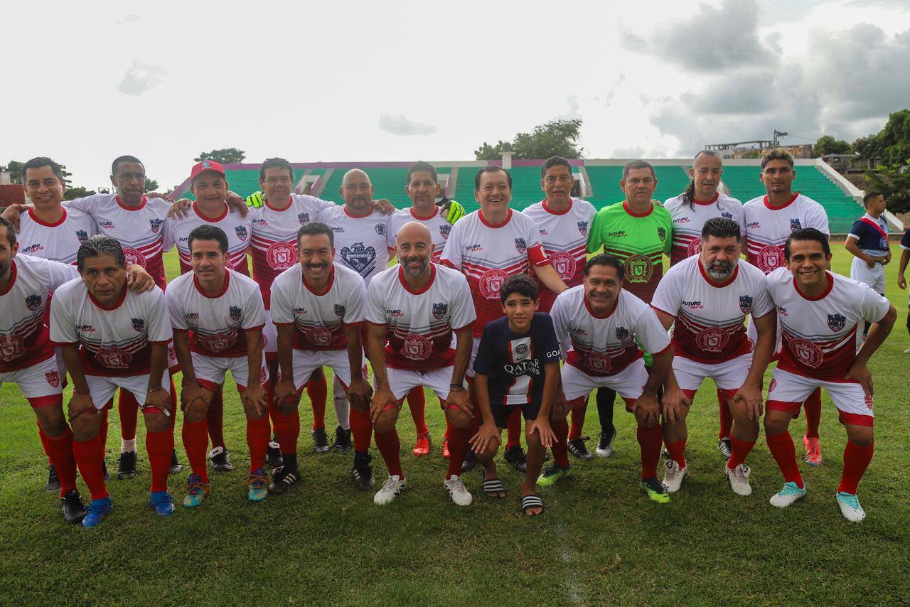 Juegan «Leyendas de las Águilas UAGro» y «Leyendas del Futbol Mexicano» un partido por «la Paz y la Amistad»
