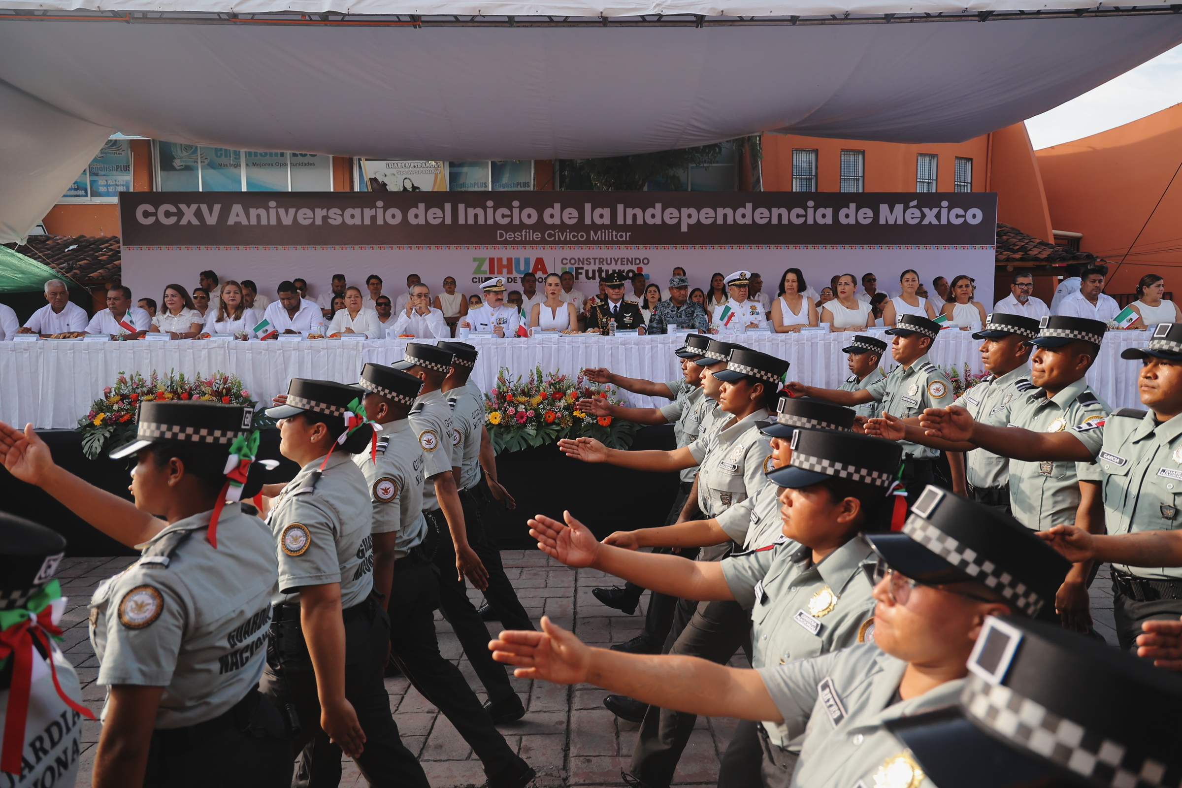 Celebra Zihuatanejo la Independencia de México con concurrido desfile cívico militar