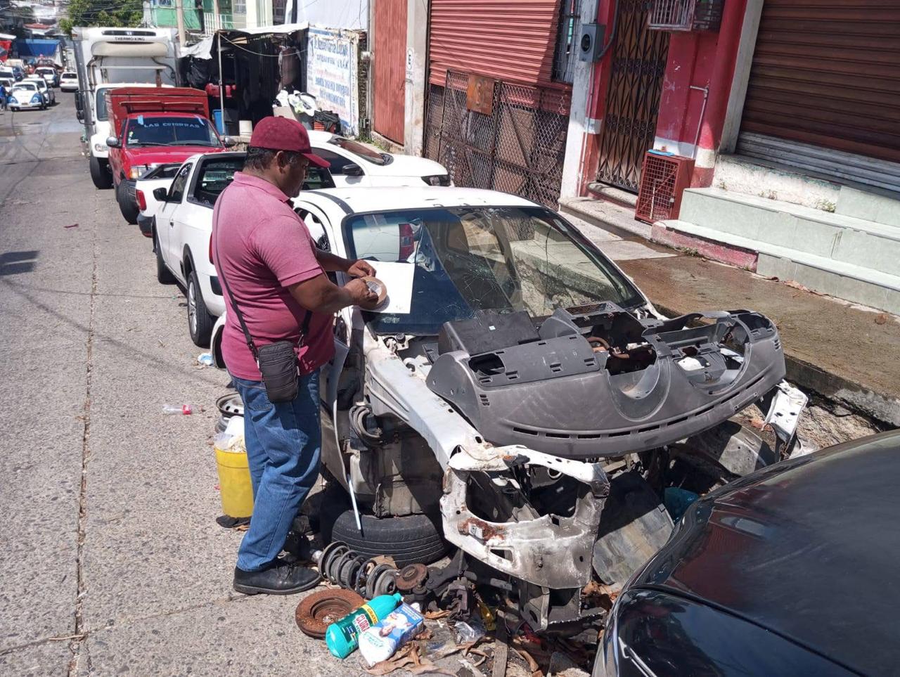 Notifican en Acapulco otros 70 vehículos abandonados en vía pública