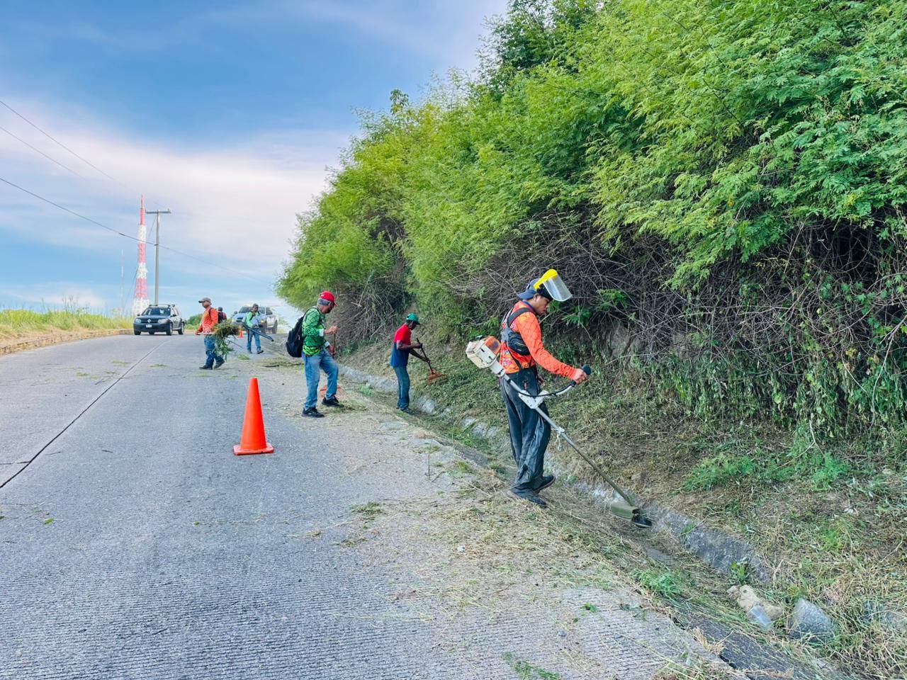 Refuerza Zihuatanejo mantenimiento y limpieza de áreas verdes y camellones ante lluvias