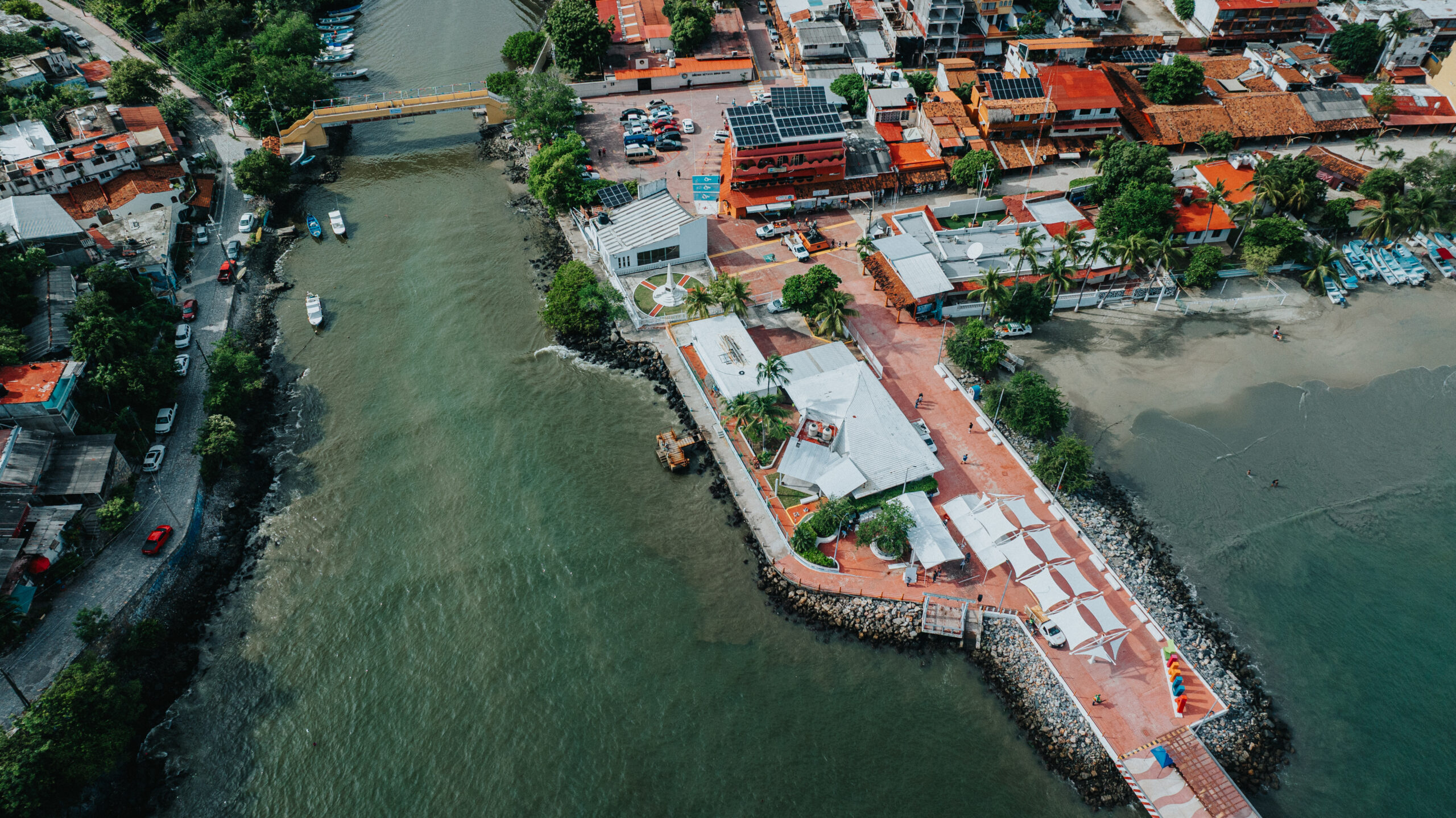 Anuncia Liz Tapia remodelación del andador de Capitanía de Puerto en Zihuatanejo