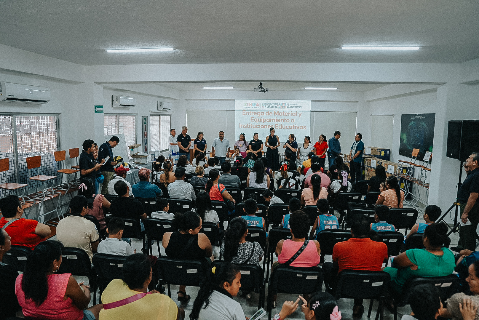 Entrega Liz Tapia butacas, aires acondicionados, pintura y material deportivo para 11 escuelas de Zihuatanejo