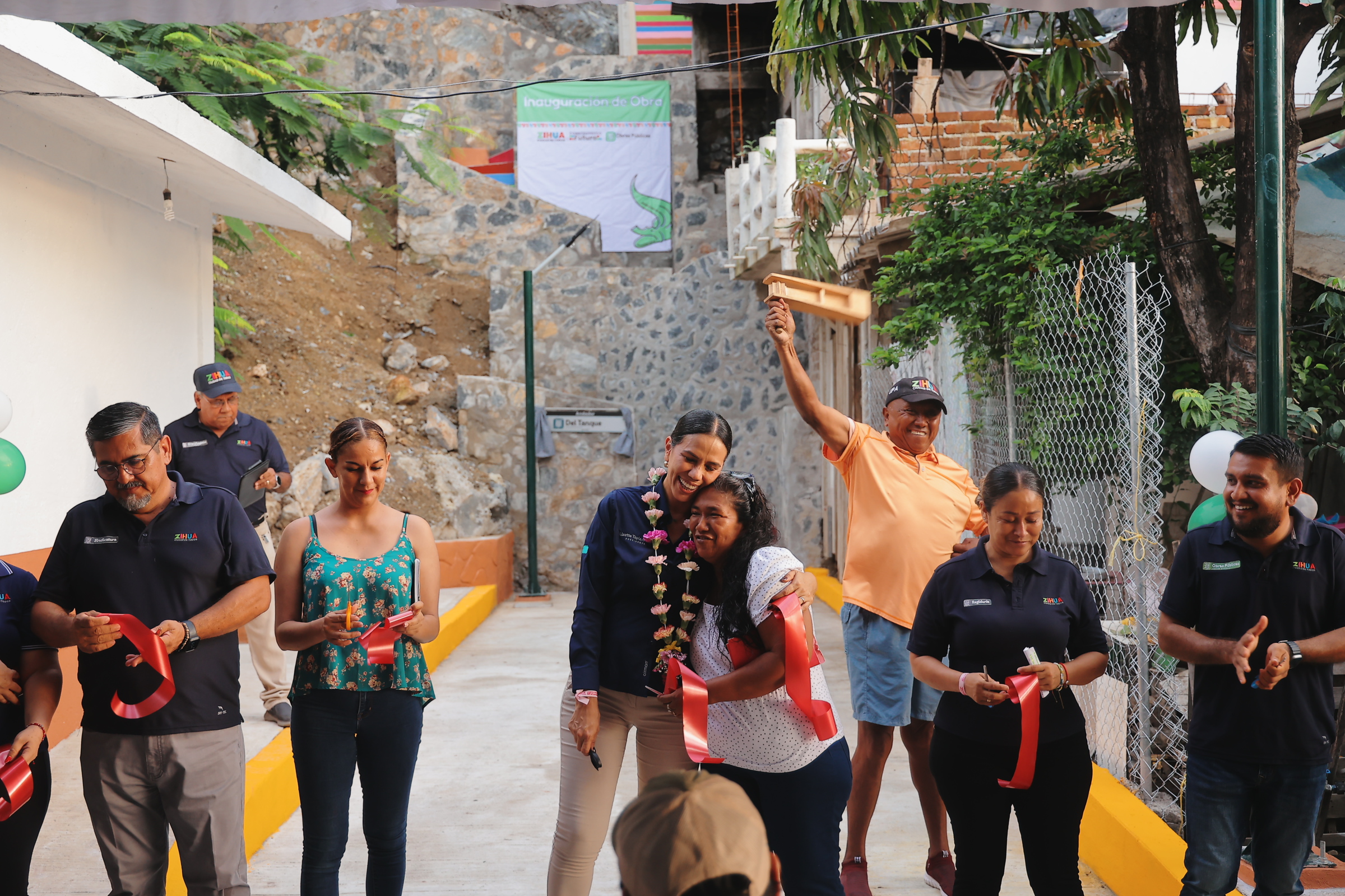 Entrega Liz Tapia más obras en Zihuatanejo