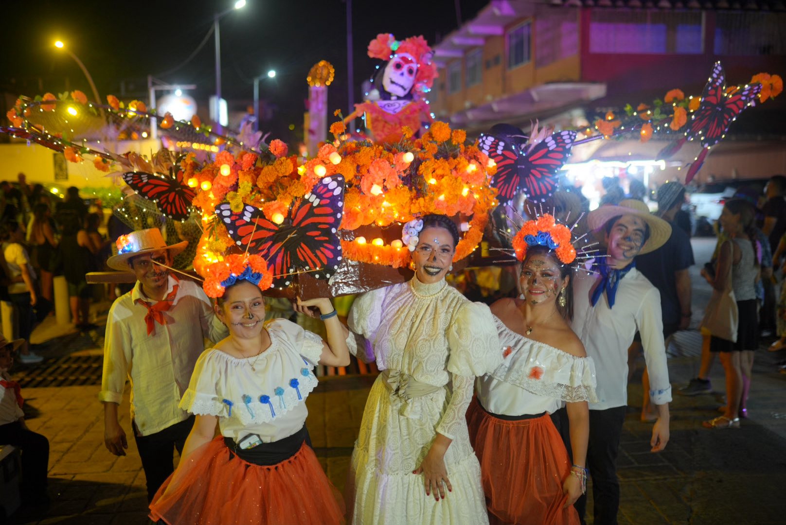 Disfrutan miles luz y color de Zihuatanejo en Día de Muertos