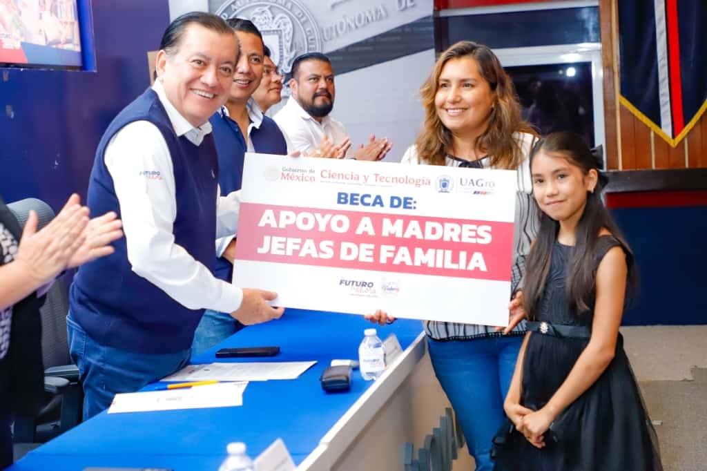 Participa Javier Saldaña en entrega de becas para jefas de familia y estudiantes en situación de vulnerabilidad