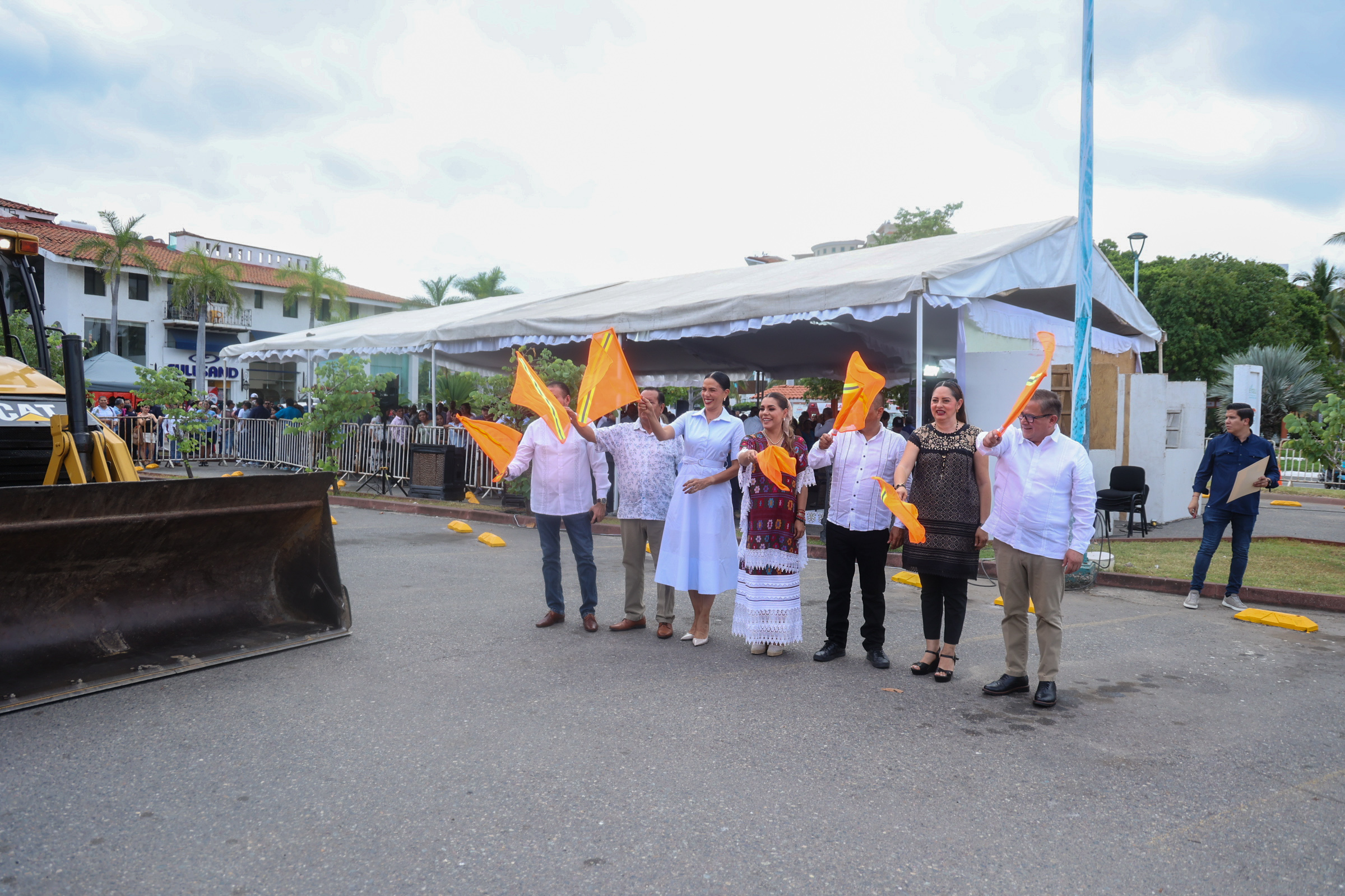 Dan Evelyn Salgado y Liz Tapia banderazo a remodelación de la zona comercial de Ixtapa