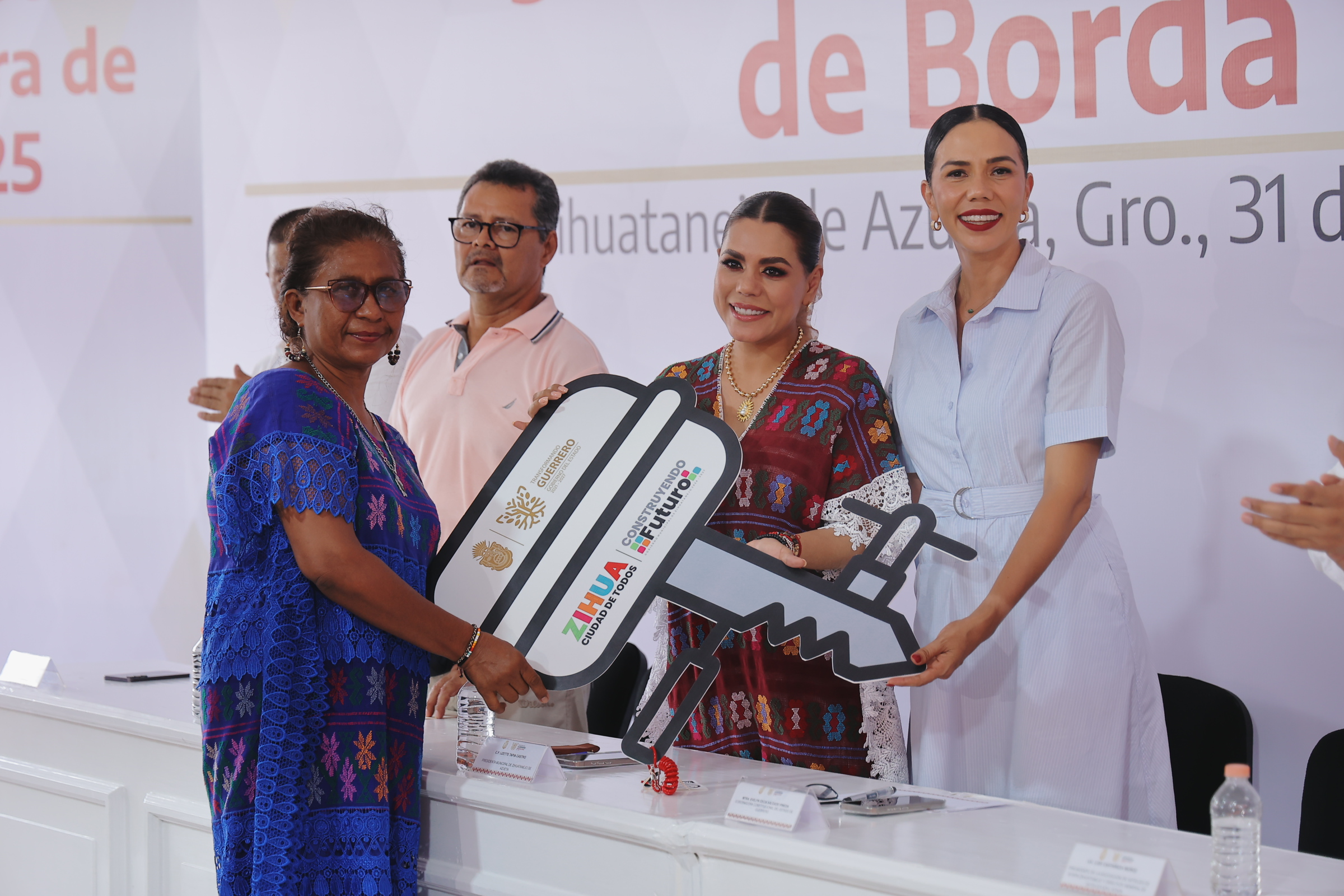 Entregan Evelyn Salgado y Liz Tapia entregan apoyos del programa Motores Marinos Fuera de Borda