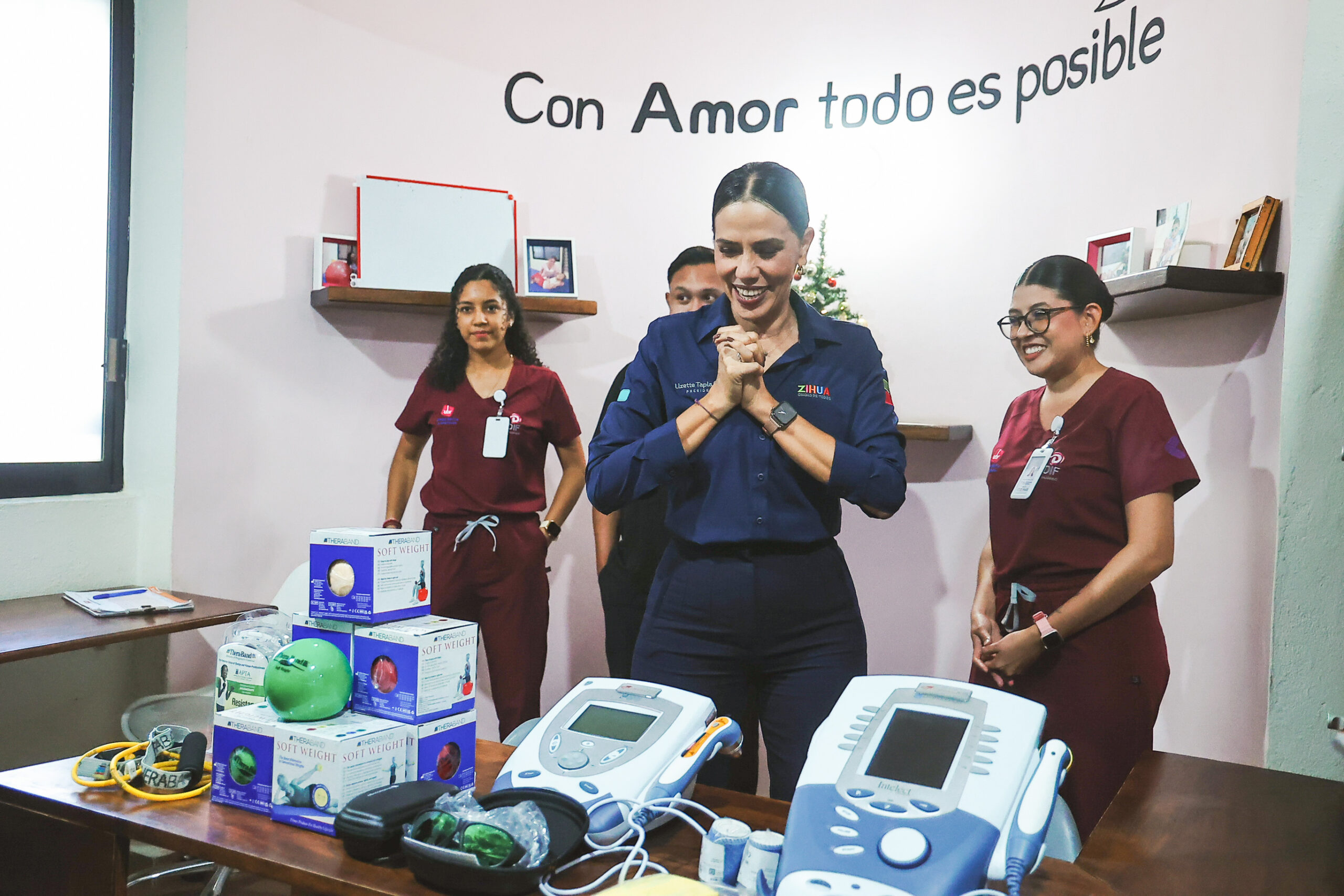 Entrega Liz Tapia equipo para la Unidad Municipal de Especialidades Médicas