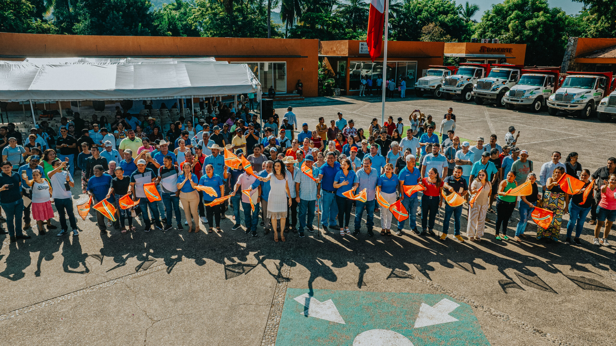 Activa Liz Tapia el programa anual de rehabilitación de caminos rurales en Zihuatanejo