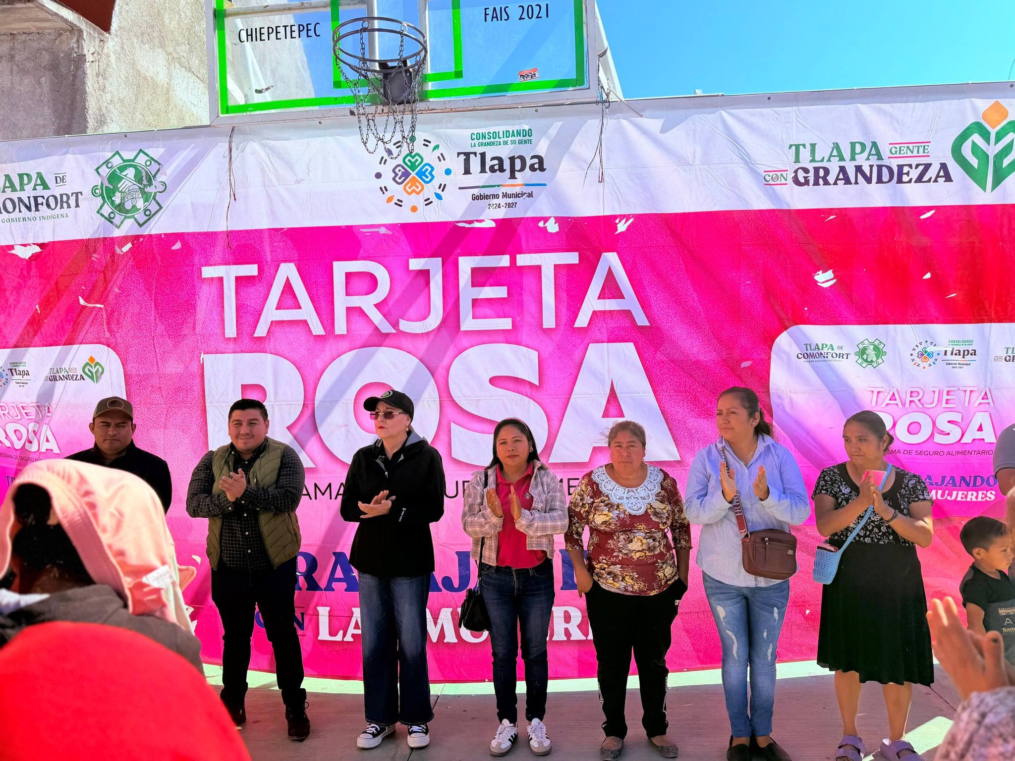 Entrega Gobierno de Tlapa Tarjeta Rosa más comunidades