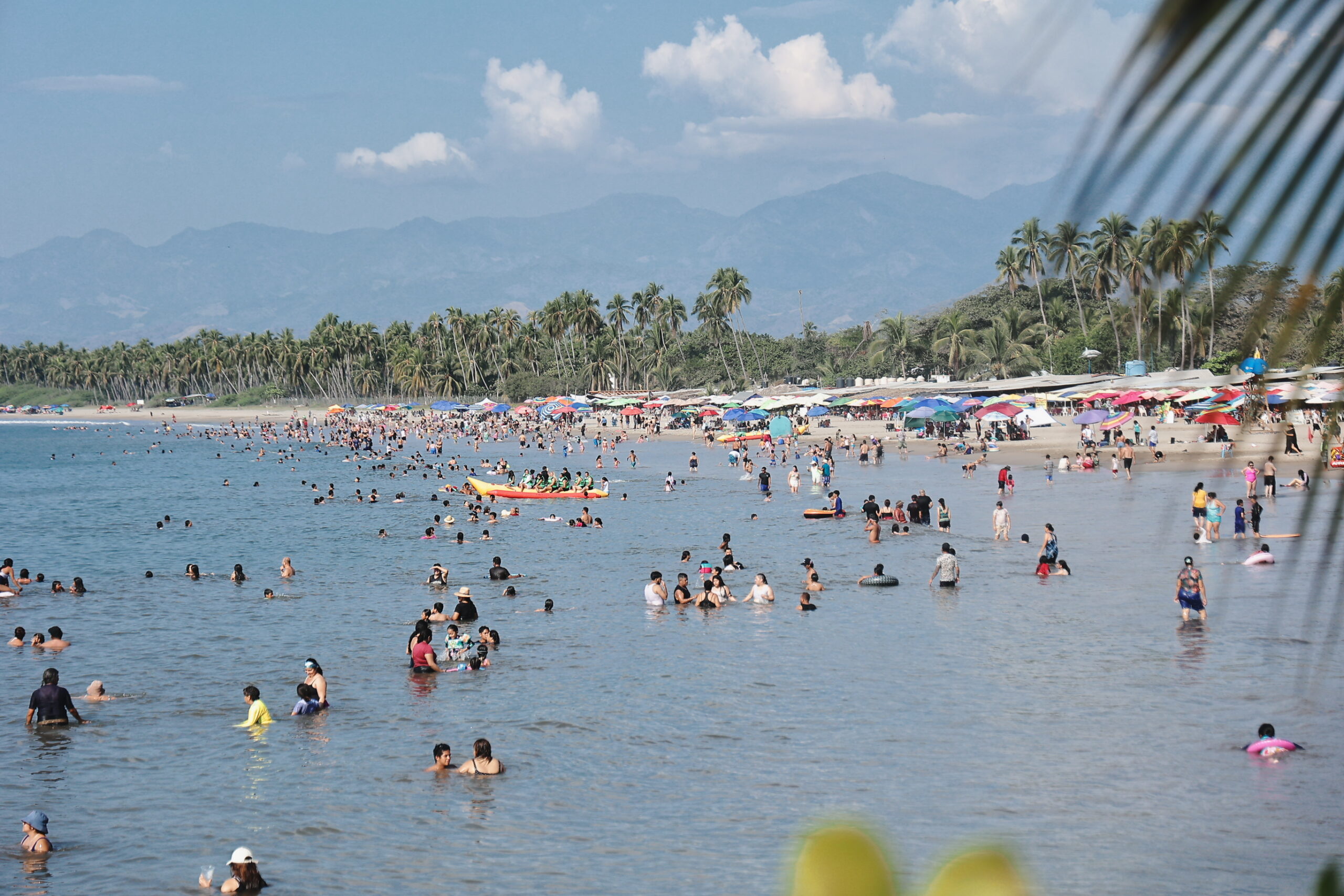 Playas de Zihuatanejo llegan a su máximo aforo
