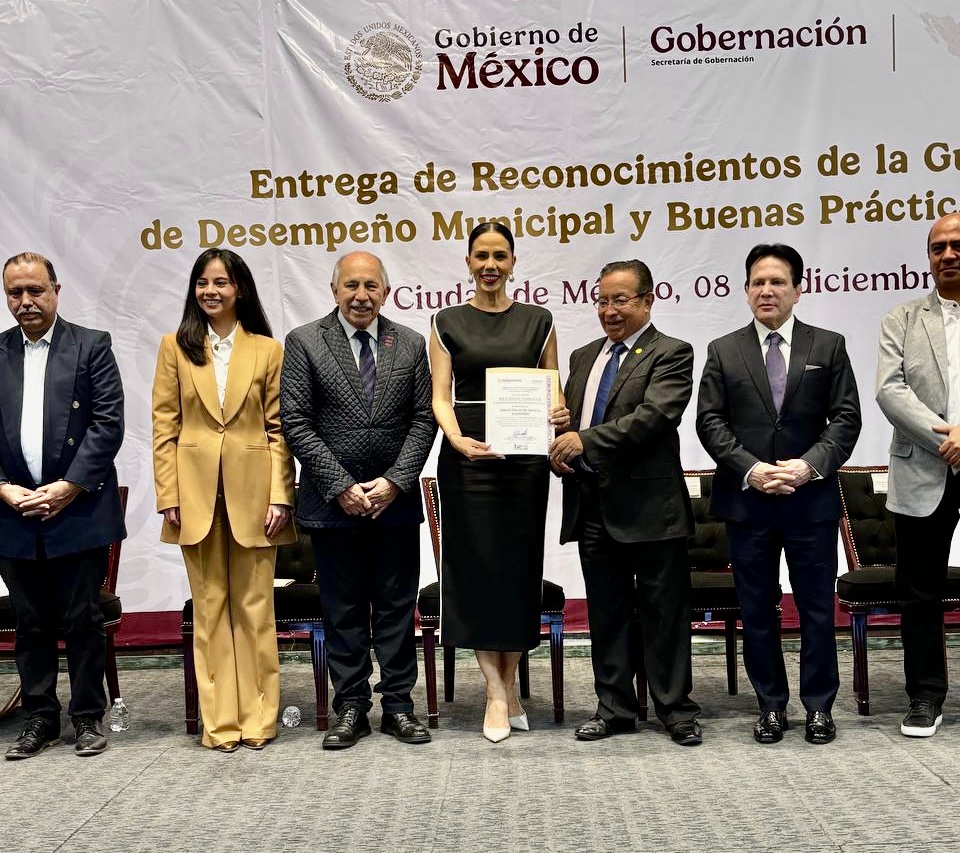 Recibe Liz Tapia reconocimiento del Gobierno Federal a Zihuatanejo