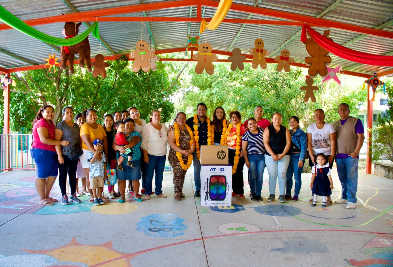 Cumple Ernesto Franco a jardín de niños: entrega cemento, luminarias, láminas y computadora…