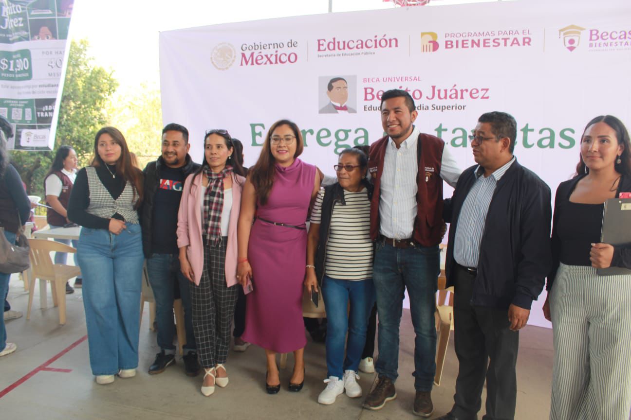 Entregan tarjetas de la Beca «Benito Juárez» de nivel medio Superior en Eduardo Neri
