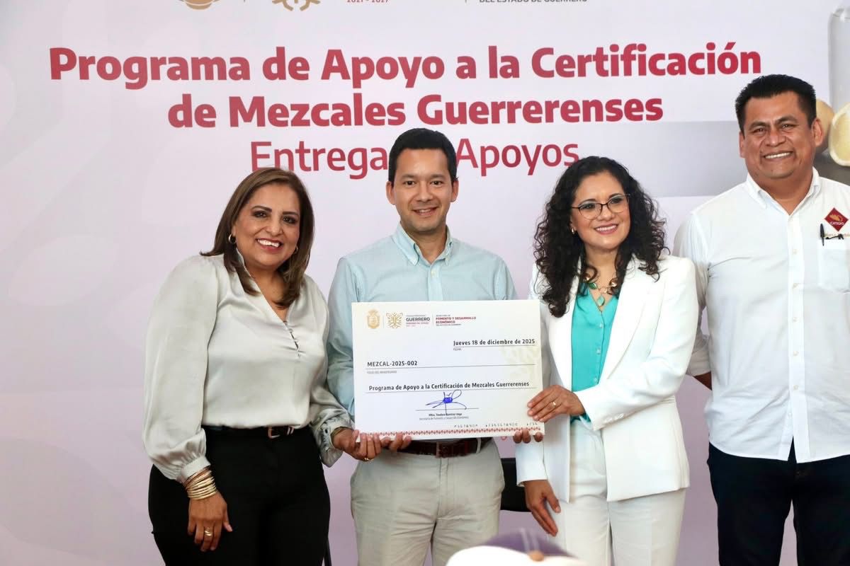 Asiste Sara Salinas a la entrega de apoyos del Programa de Certificación del Mezcal Guerrerense