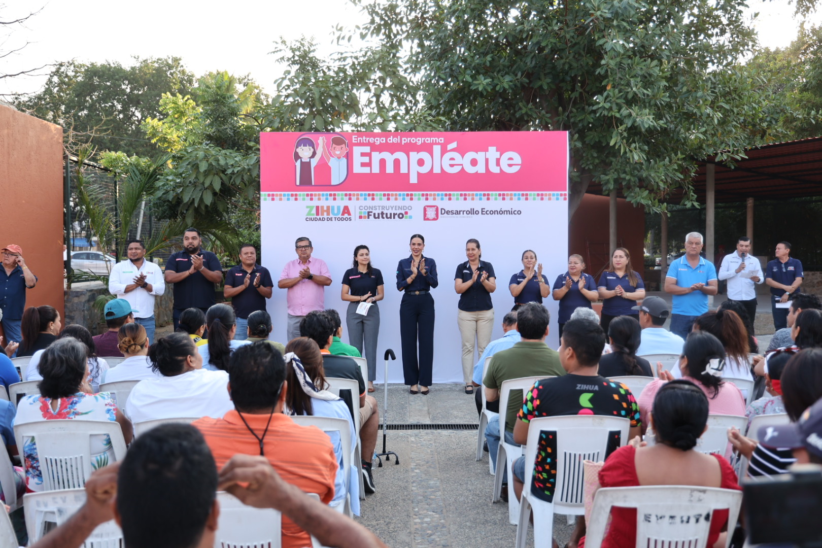 Entrega Liz Tapia apoyos del programa Empléate a locatarios del mercado de Zihuatanejo
