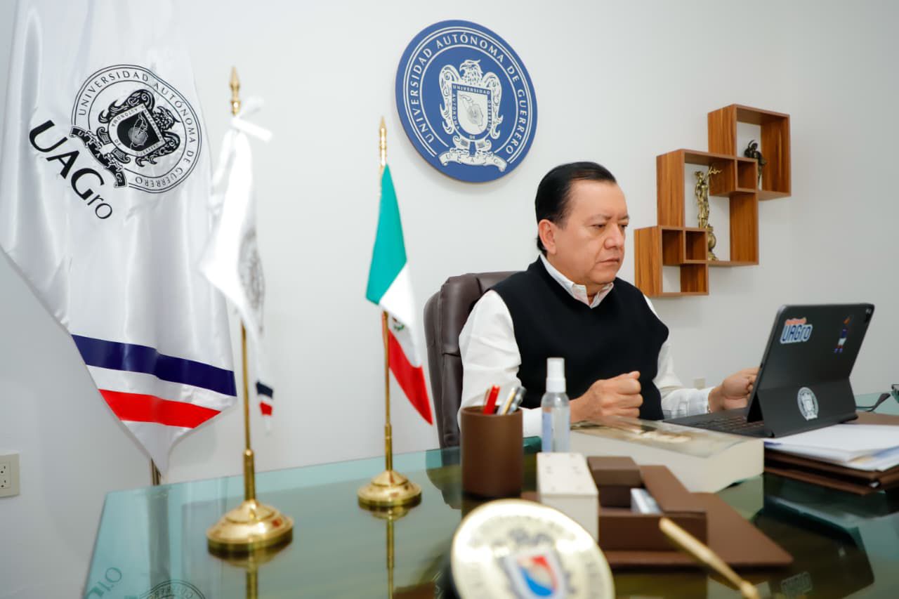 Logra Javier Saldaña la continuidad de Radio UAGro