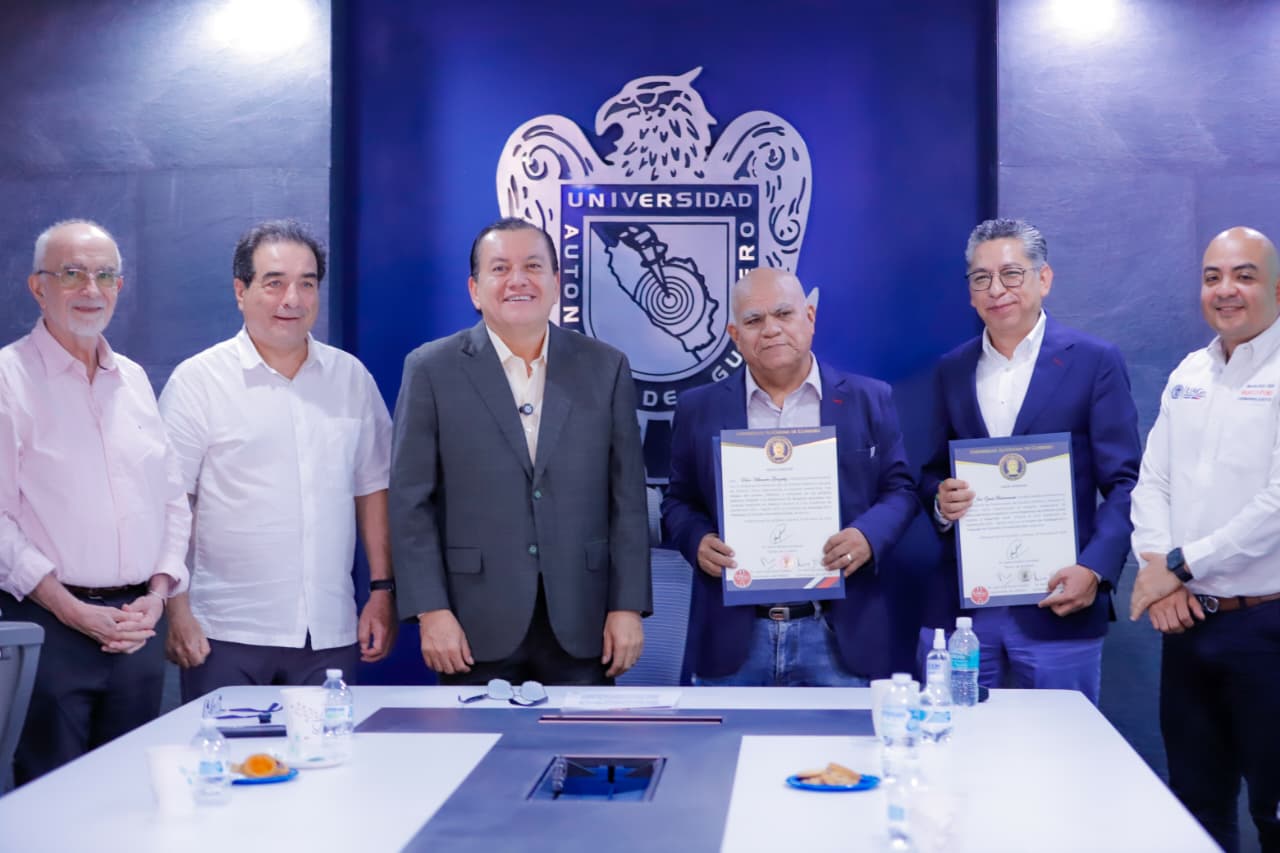 Entrega Javier Saldaña primeros posdoctorados en la UAGro