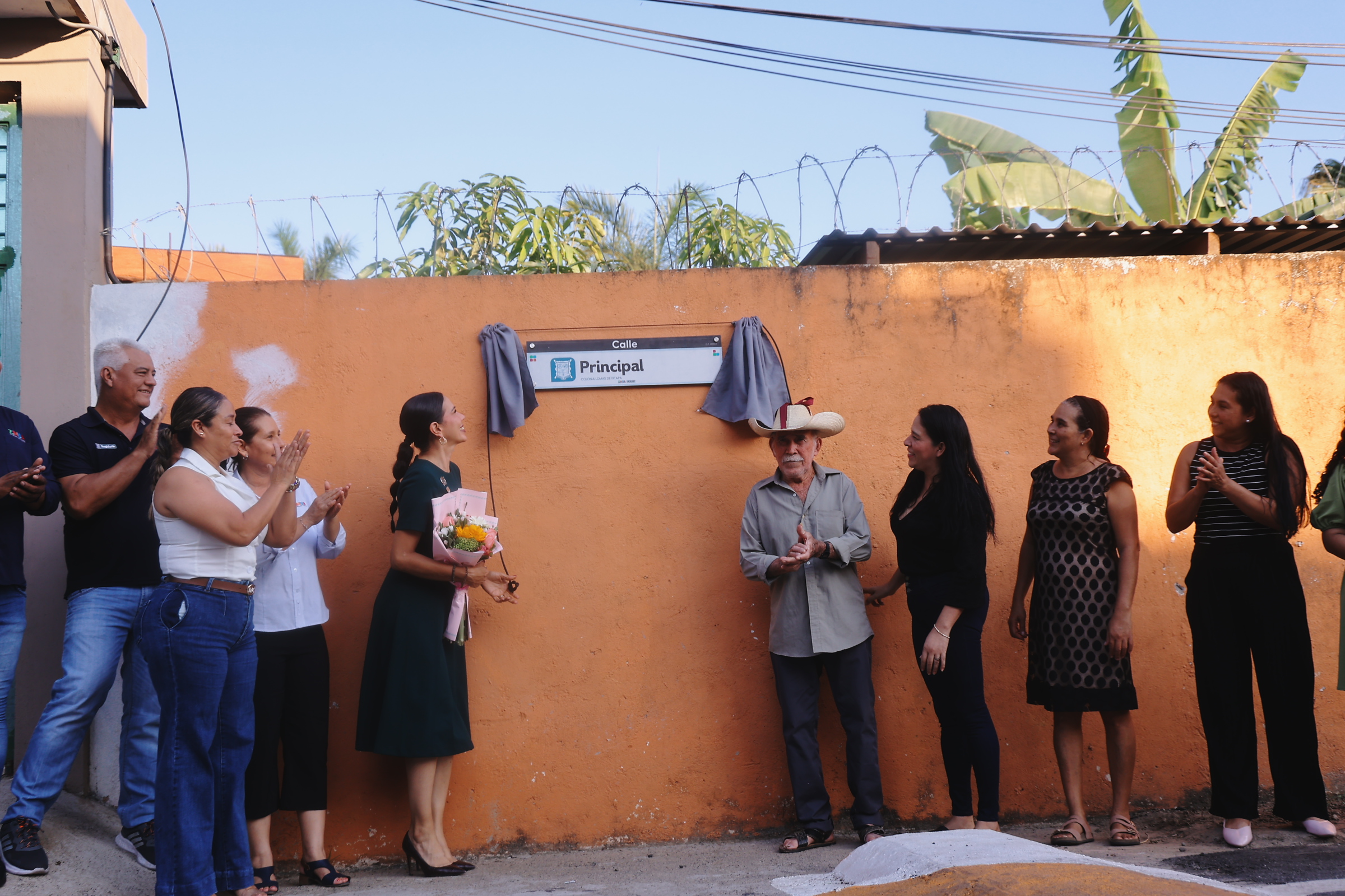 Entrega Liz Tapía pavimentación de la calle principal de la colonia Lomas de Ixtapa