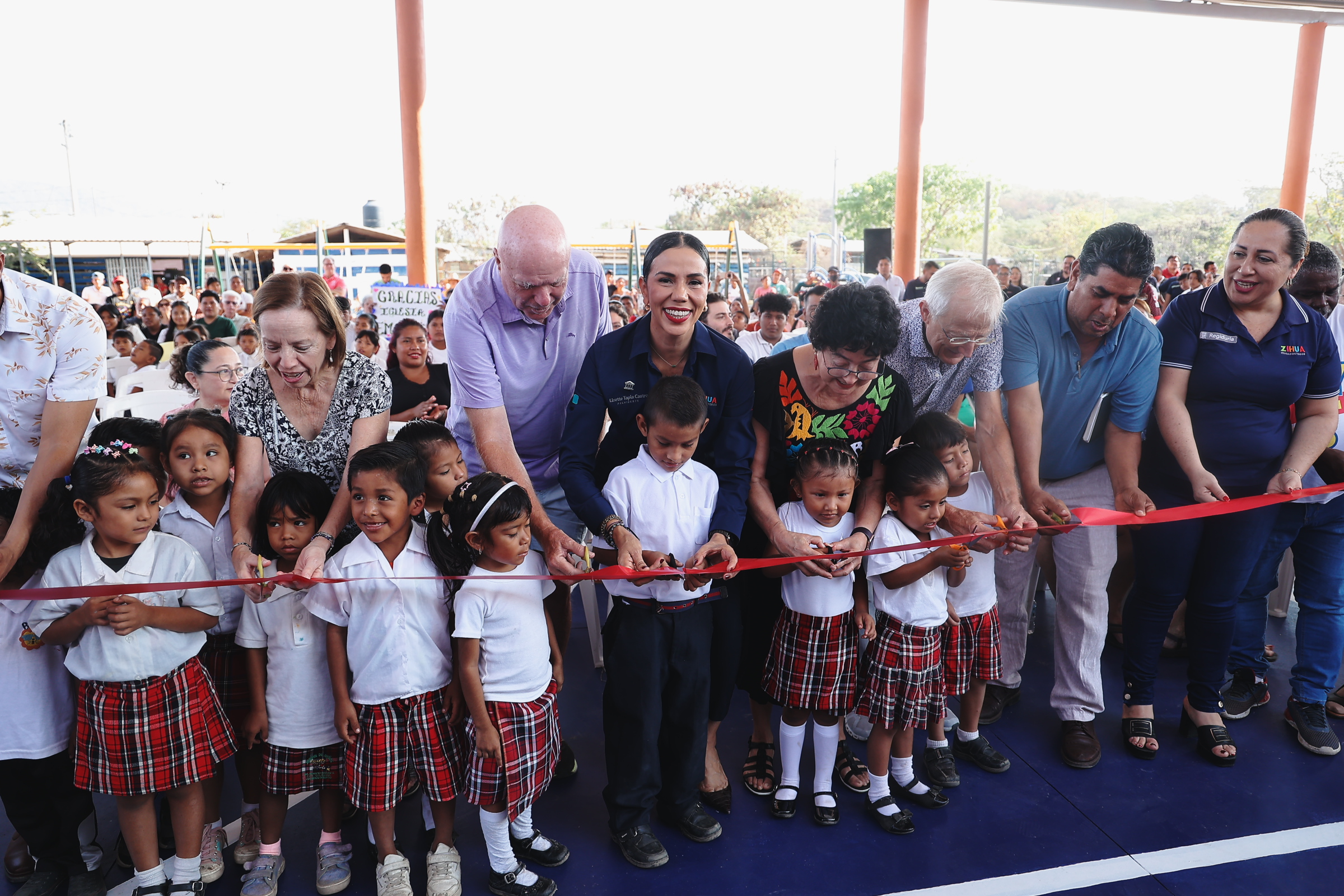 Inaugura Liz Tapia otra cancha en escuela de Zihuatanejo