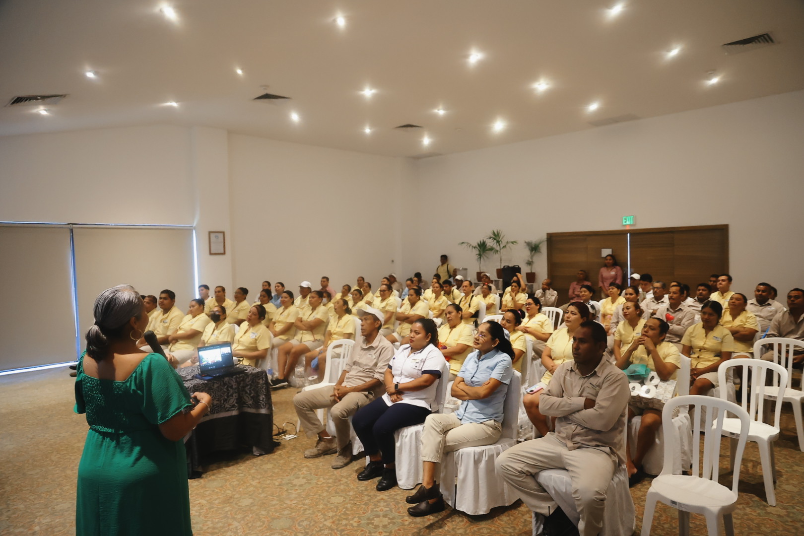 Capacita Gobierno de Zihuatanejo a mujeres de la industria hotelera de Ixtapa