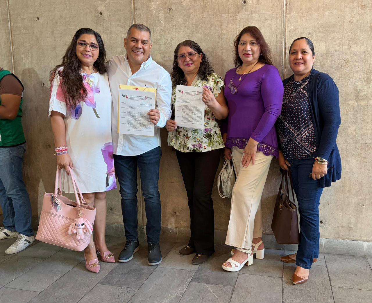Reconocen «Jubilados y Pensionados de Guerrero» a Erik Catalán por cumplimiento de coutas con el ISSSPEG