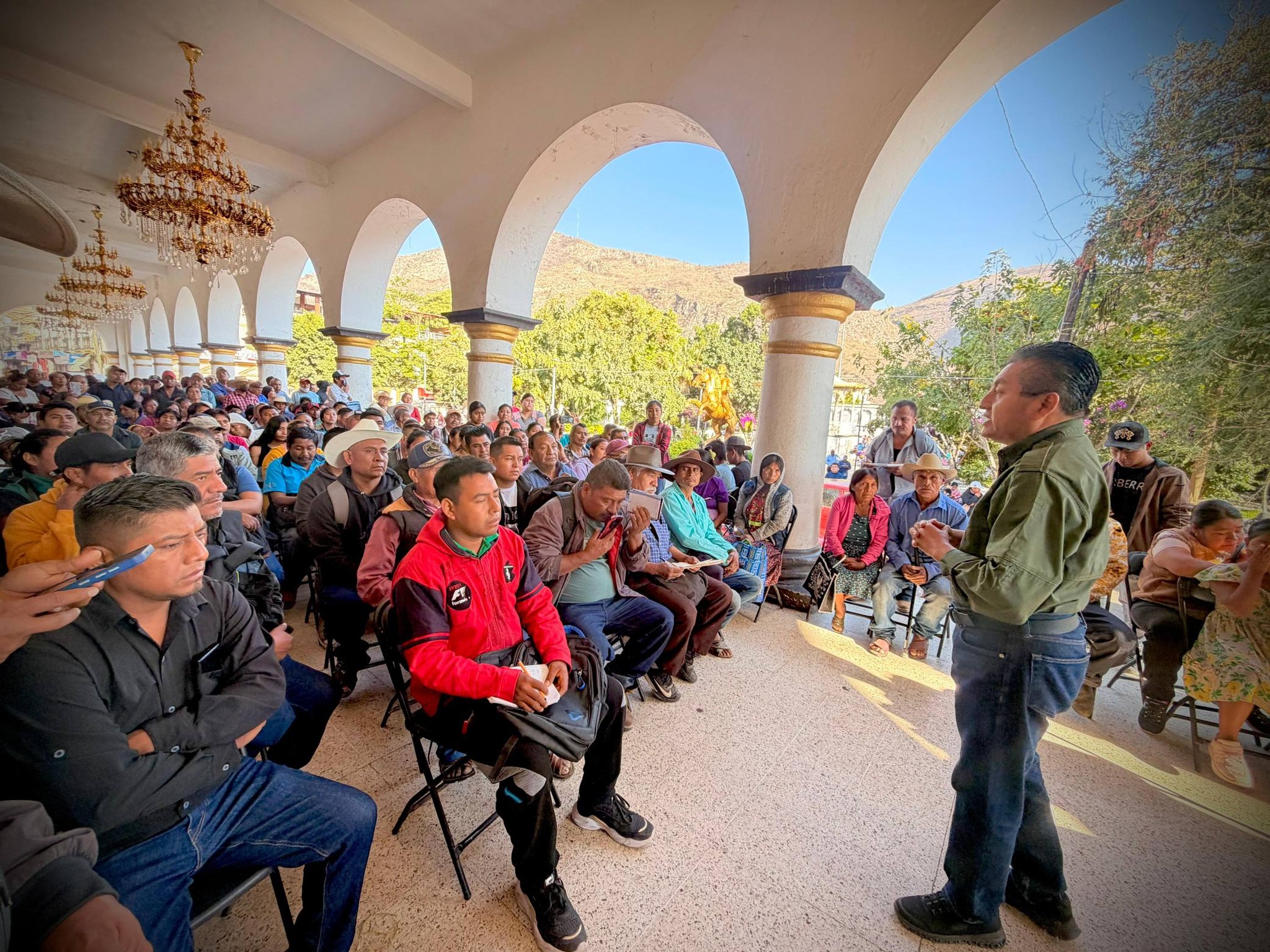 Sostiene Gilberto Solano diálogo directo con colonias del Frente Popular