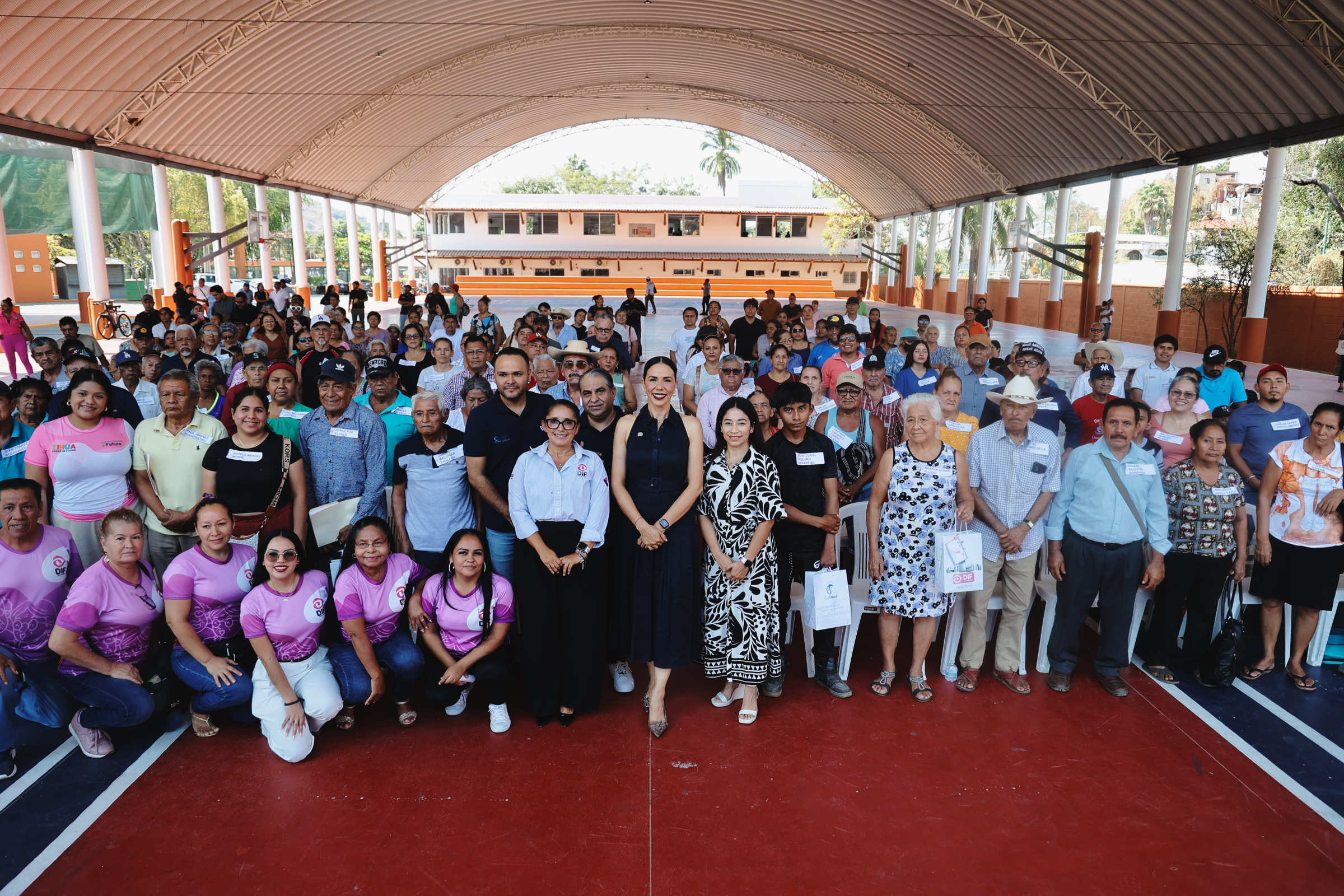 Presidenta Liz Tapia entrega aparatos auditivos gratuitos a 100 habitantes de Zihuatanejo
