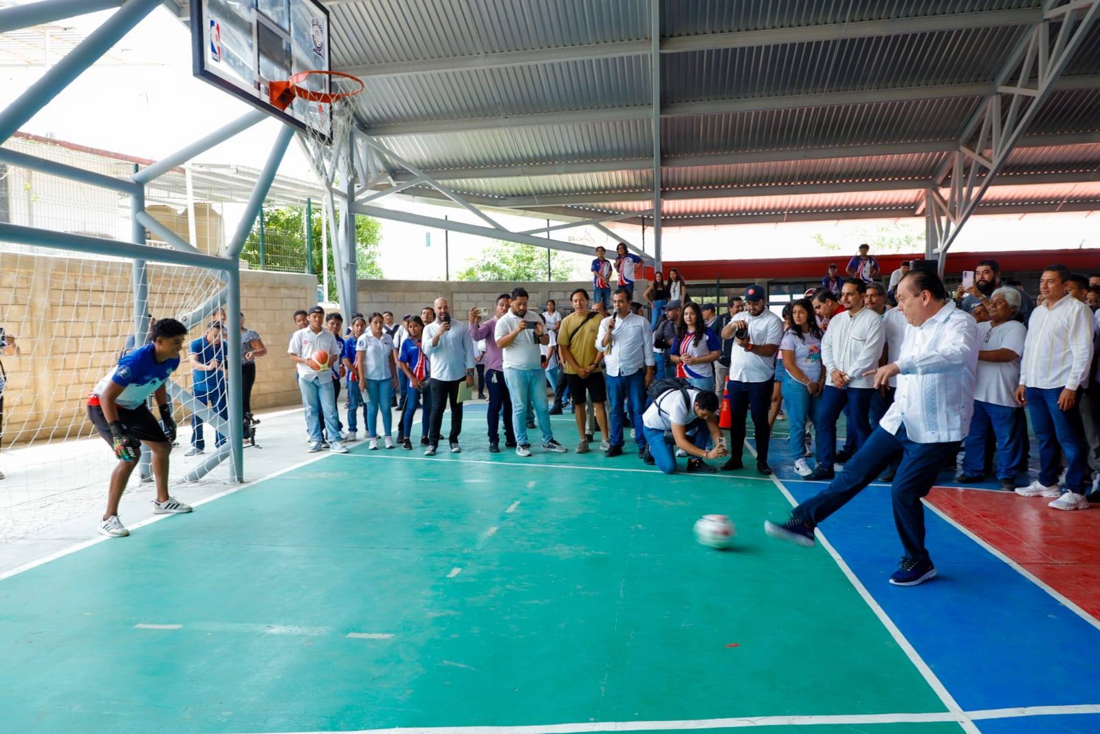 Inaugura Saldaña en Turismo biblioteca, laboratorio, canchas de padel y sistema de alumbrado