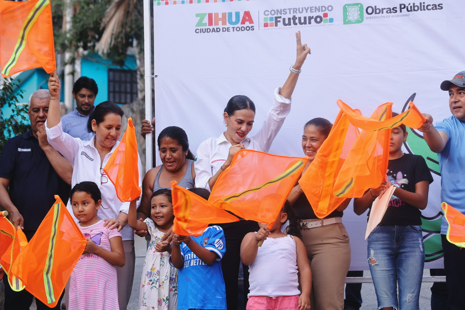 Da Liz Tapia banderazo a remodelación de espacio público en colonia de Zihuatanejo