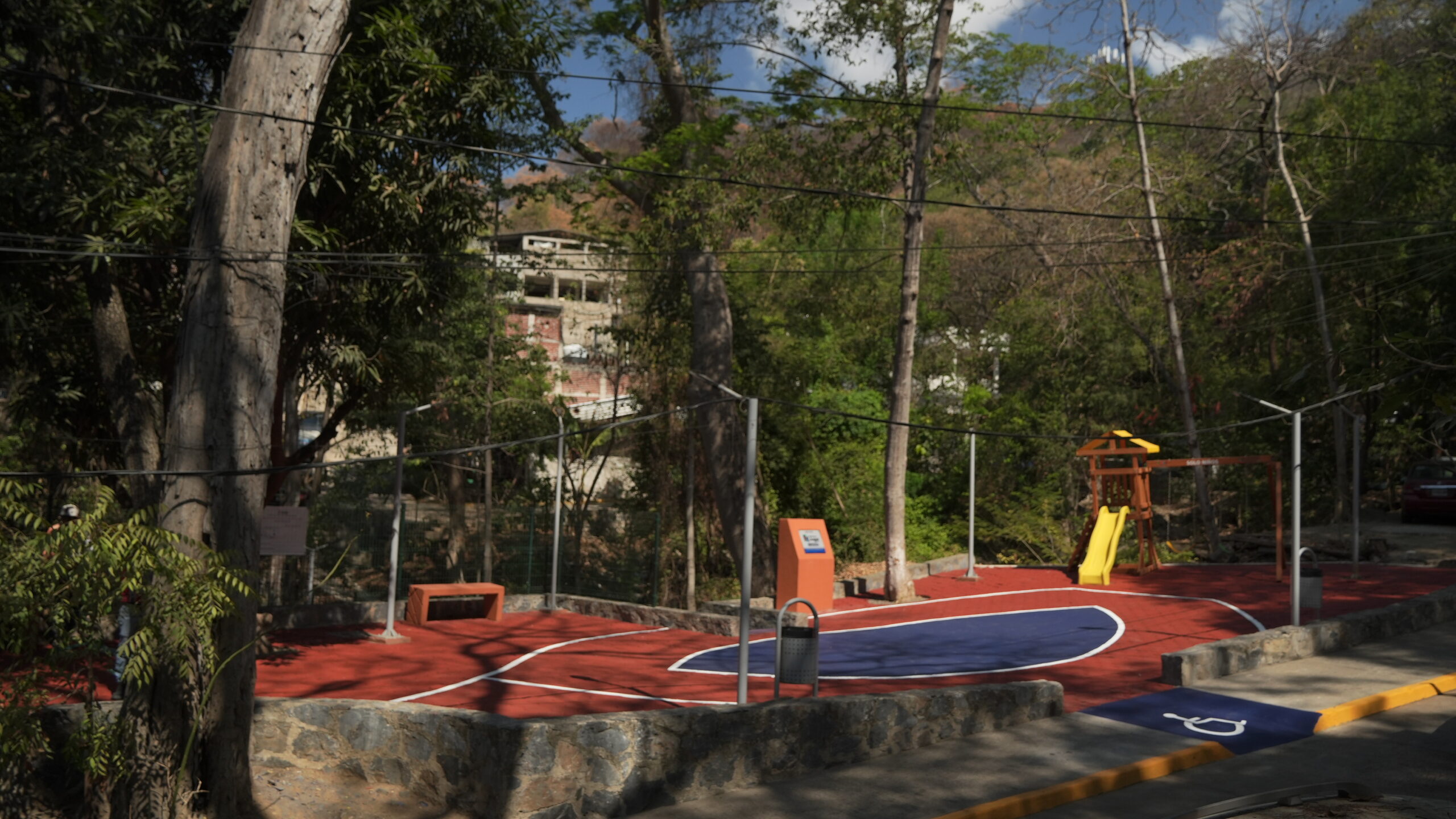 Inaugura Liz Tapia espacios deportivos en comunidades de Zihuatanejo