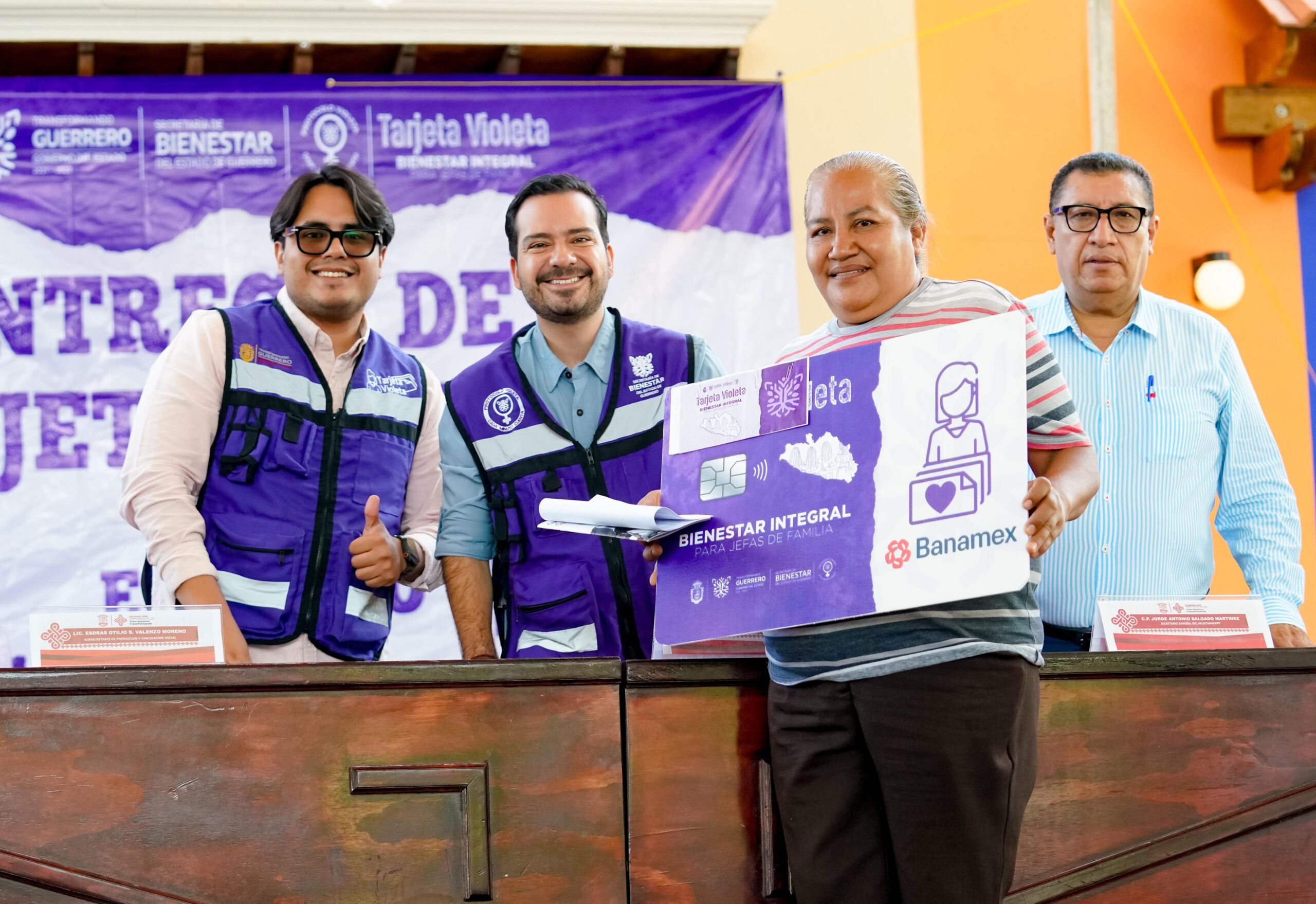 Continúa la entrega de Tarjetas Violeta en Eduardo Neri