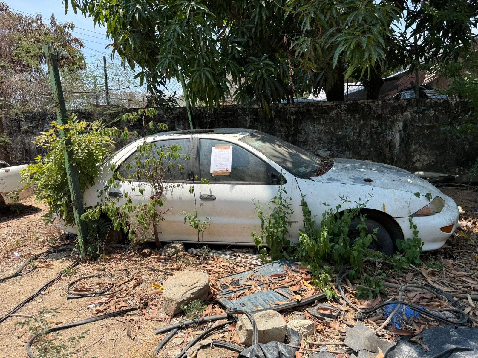 Notifica Gobierno de Acapulco 32 vehículos chatarra en la vía pública