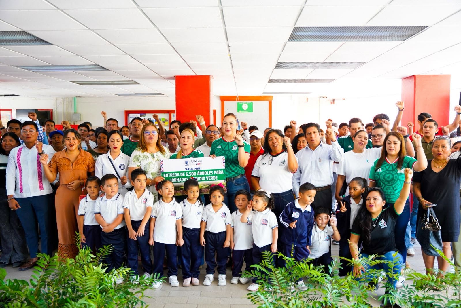 La rectora de la UAGro, Leticia Jiménez encabeza la “Jornada de Reforestación 2026”
